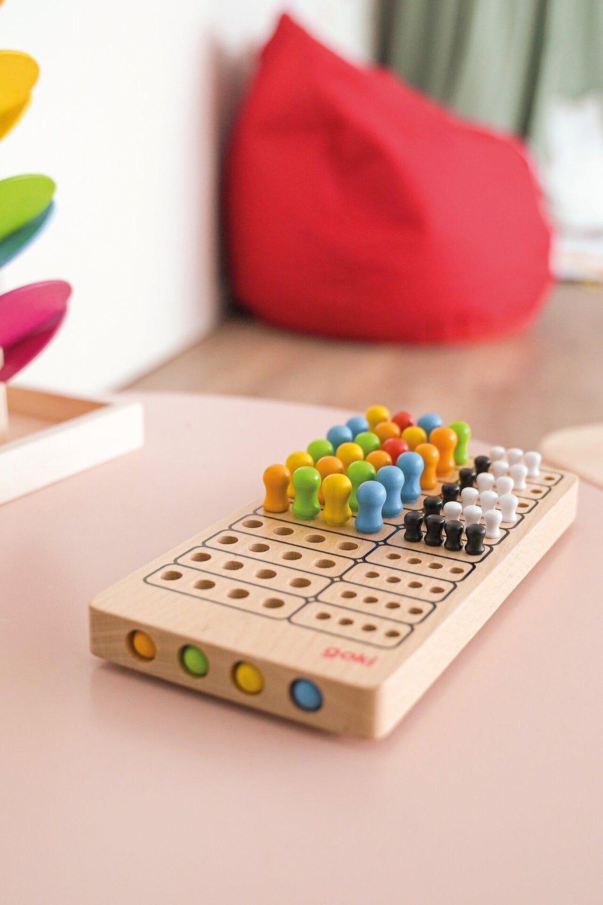 Master Logic Rätselspiel aus Holz mit Farbstiften – zweite Ansicht