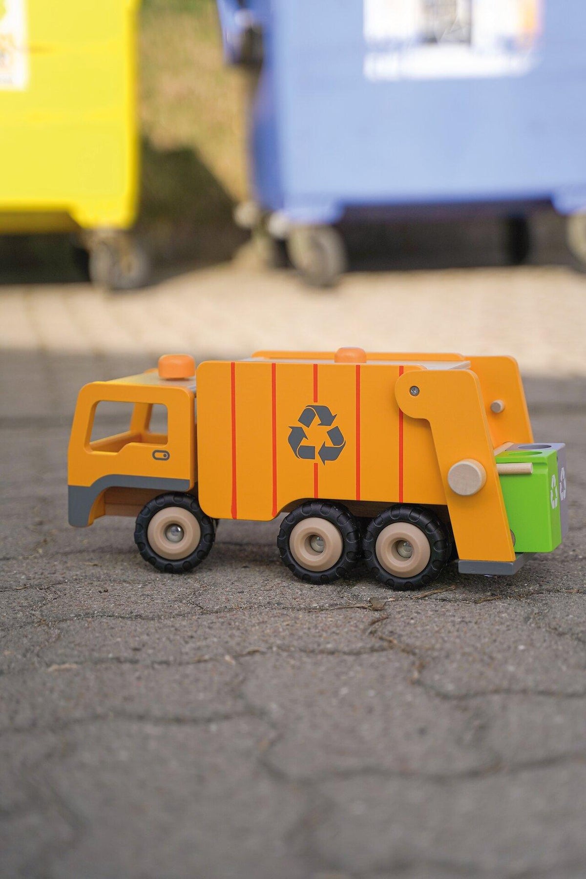 Müllwagen aus Holz in Orange mit zwei Mülltonnen