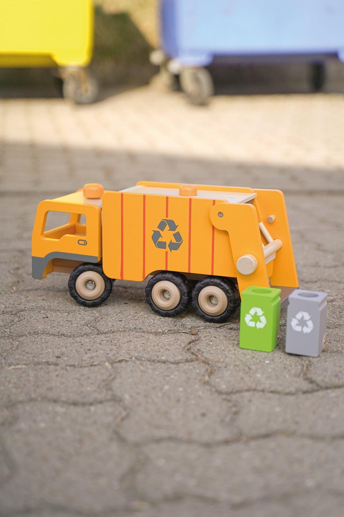 Müllwagen aus Holz in Orange mit zwei Mülltonnen – Detail