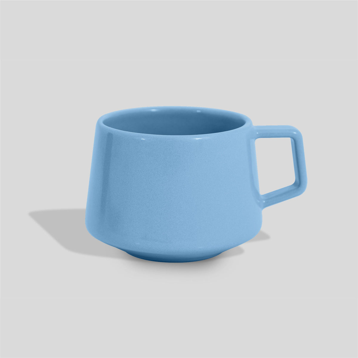 Niedrige konische Keramiktasse 280 ml mit Trapezhenkel – Himmelblau