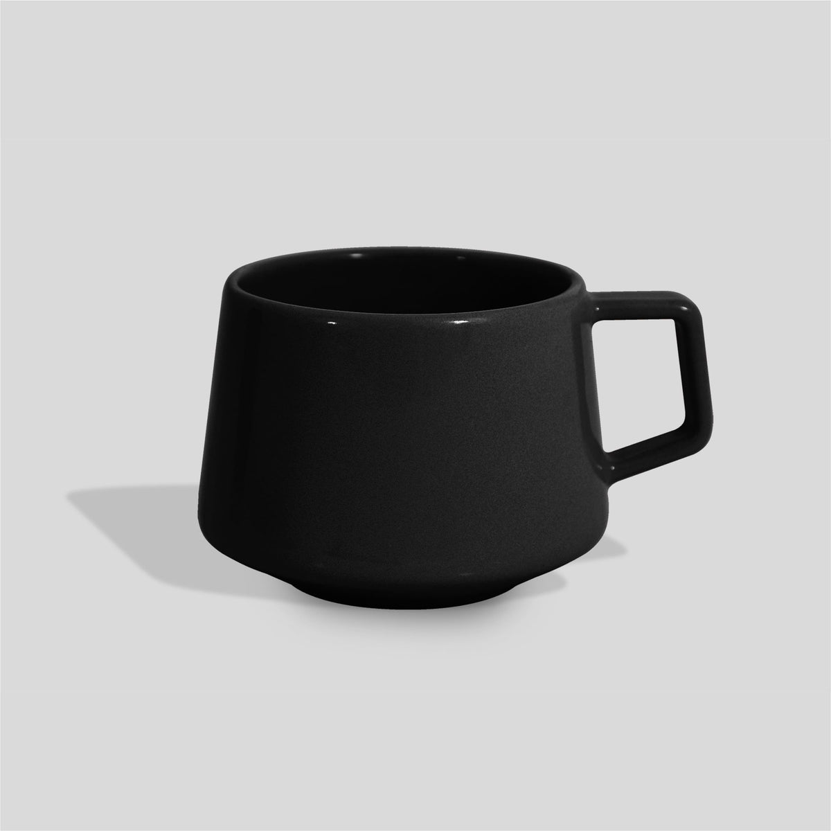 Niedrige konische Keramiktasse 280 ml mit Trapezhenkel – Schwarz