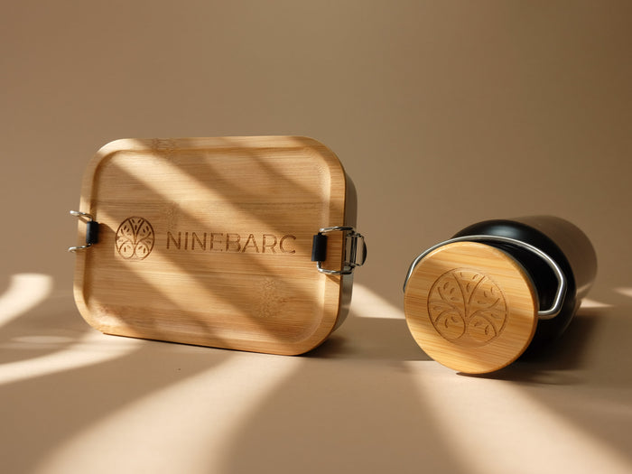 Brotdose und Trinkflasche aus Edelstahl mit Bambus für Ninebarc, Kundenprojekt von Vanilla & Pepper