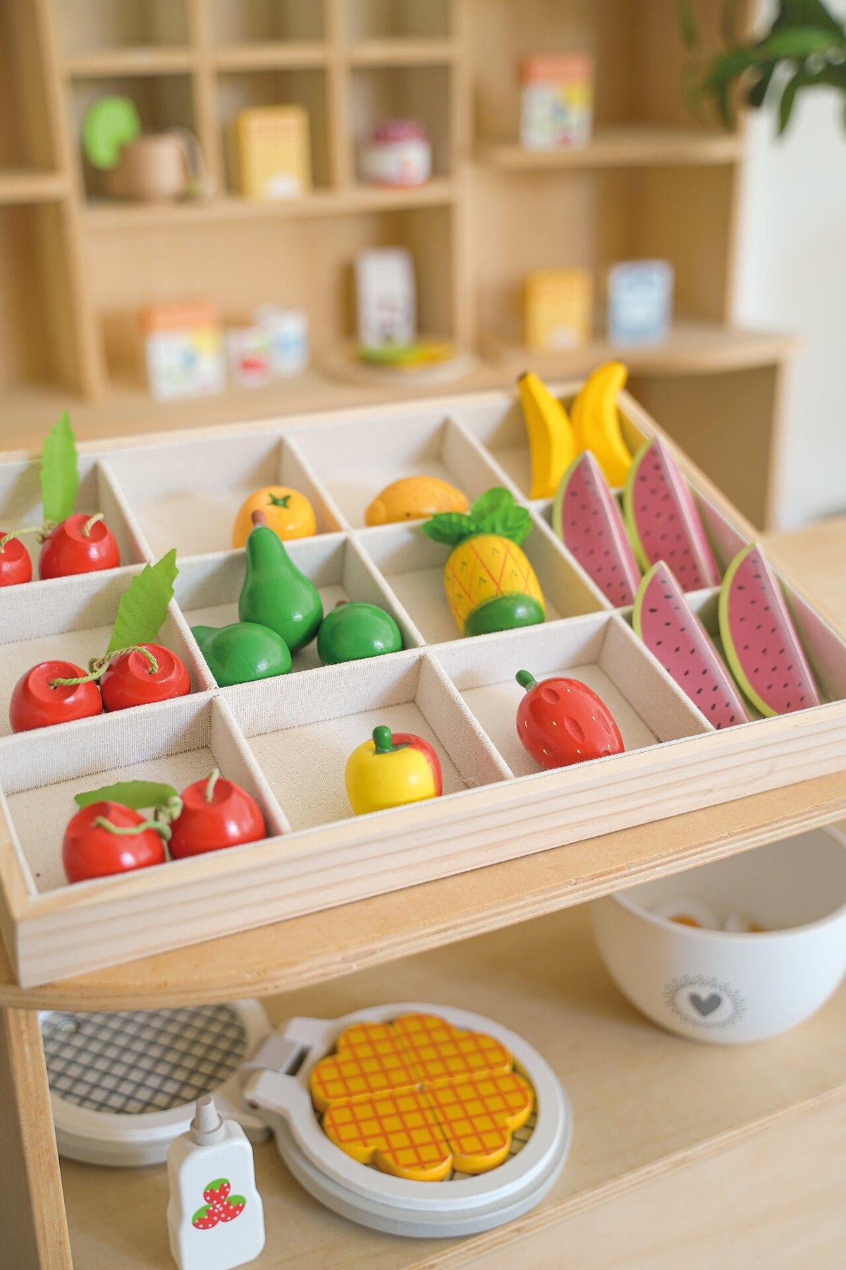 Obst im Korb mit 23 Teilen aus Holz für das Rollenspiel – Detail