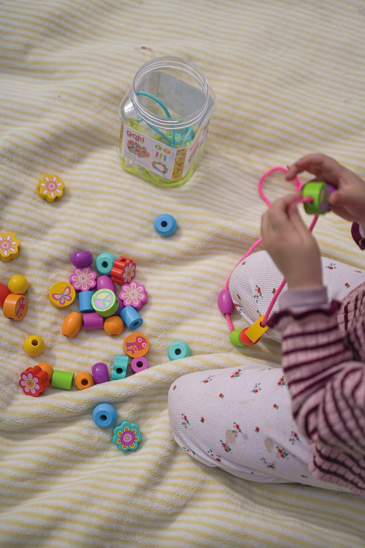 Perlenset Flower Power mit 38 bunten Holzperlen von goki – Weitere Ansicht