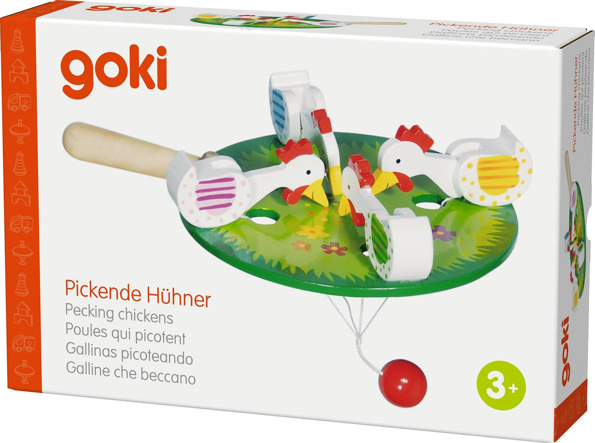 Pickende Hühner Holzspielzeug auf grüner Wiesenscheibe – Detailansicht