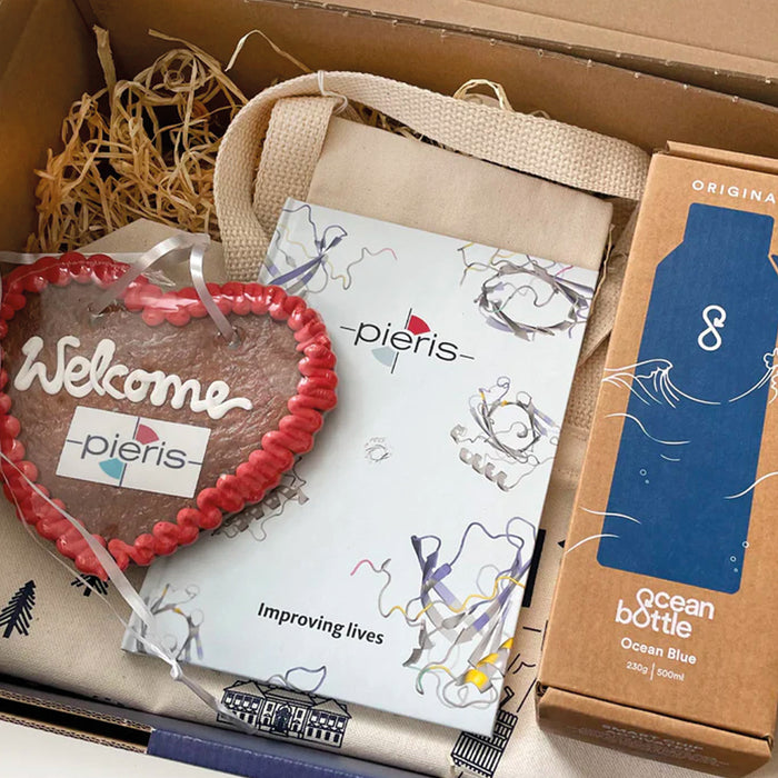 Firmenbox mit Ocean Bottle und Notizbuch für Pieris Pharmaceuticals, Kundenprojekt von Vanilla & Pepper