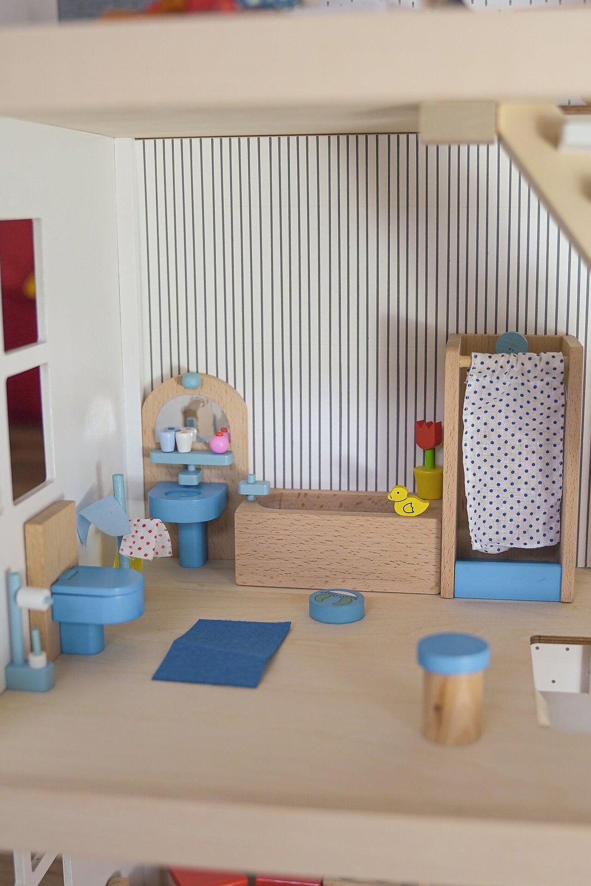 Puppenmöbel Badezimmer in Blau mit Duschkabine und Holzwanne – weitere Ansicht
