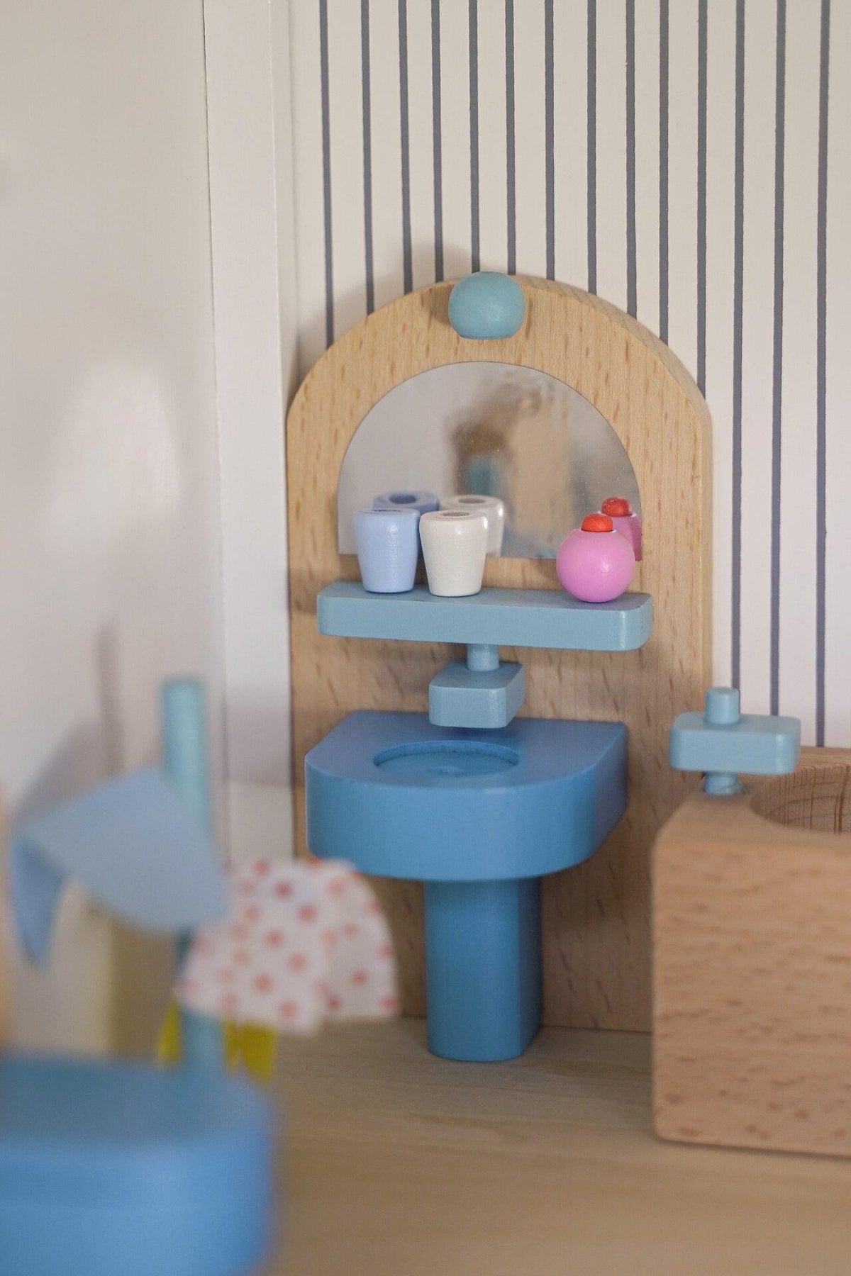 Puppenmöbel Badezimmer in Blau mit Duschkabine und Holzwanne – weitere Ansicht