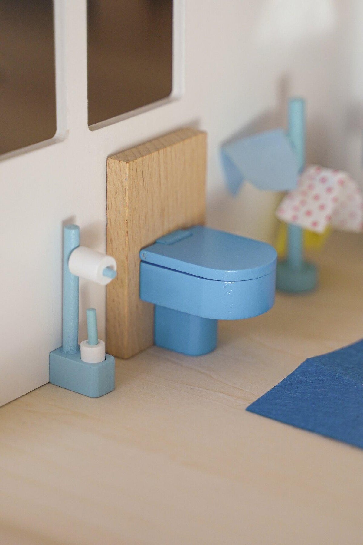 Puppenmöbel Badezimmer in Blau mit Duschkabine und Holzwanne – weitere Ansicht