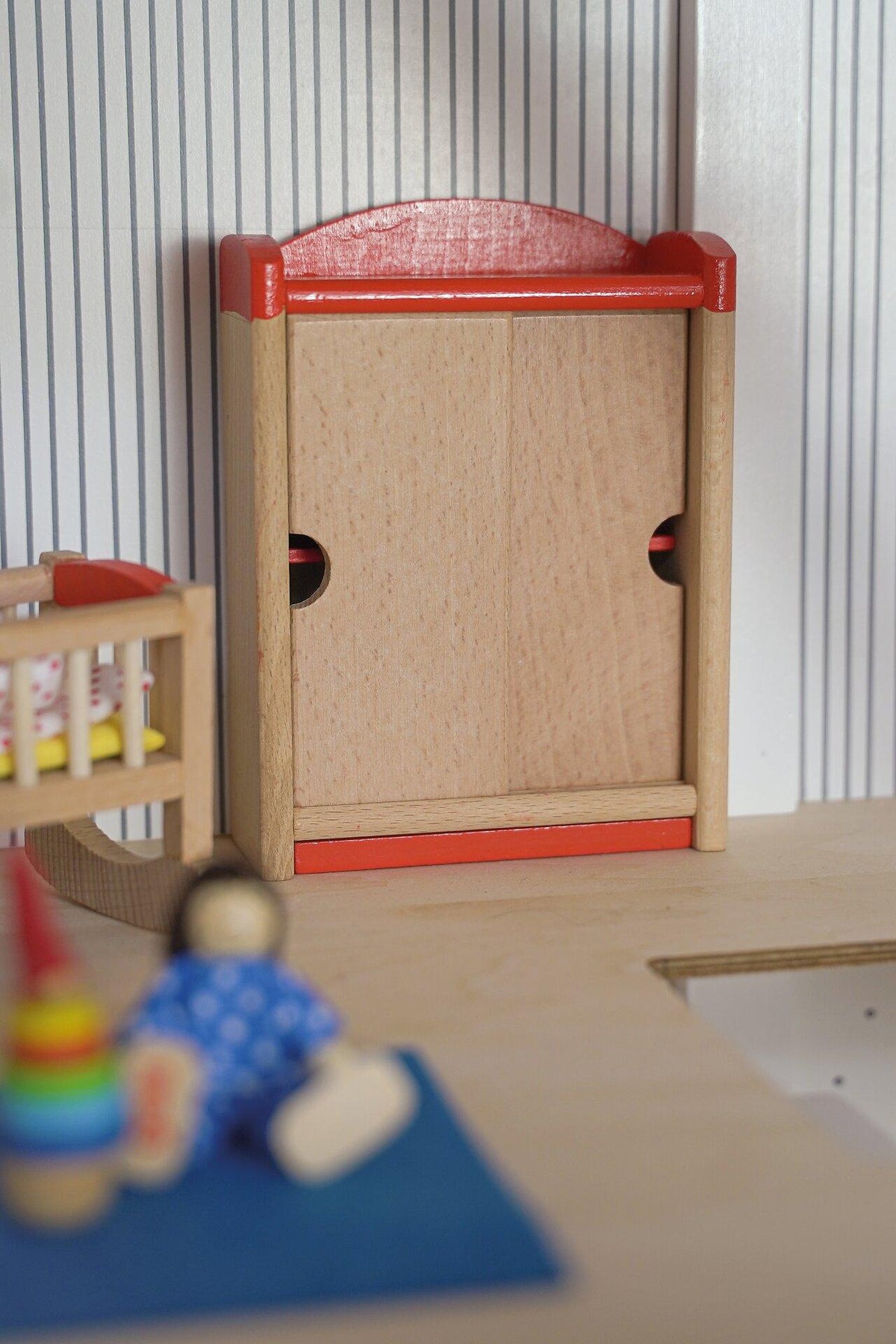 Puppenmöbel Kinderzimmer mit Wickelkommode und Schrank – weitere Ansicht