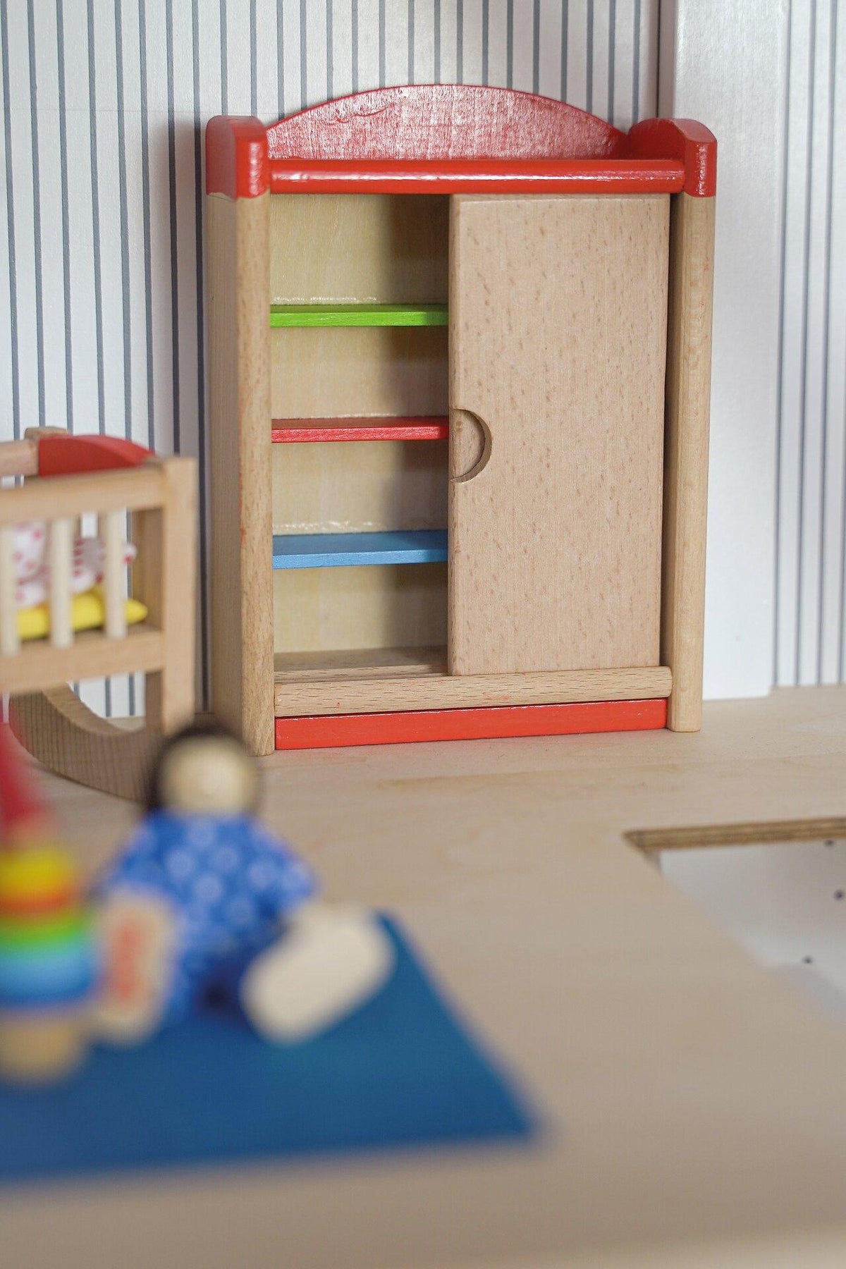 Puppenmöbel Kinderzimmer mit Wickelkommode und Schrank – weitere Ansicht