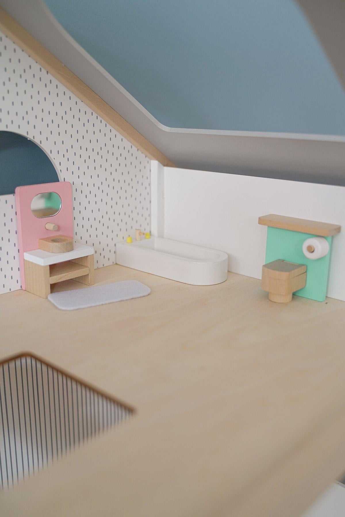 Puppenmöbelserie Copenhagen Badezimmer mit Waschtisch und Wanne – Ansicht