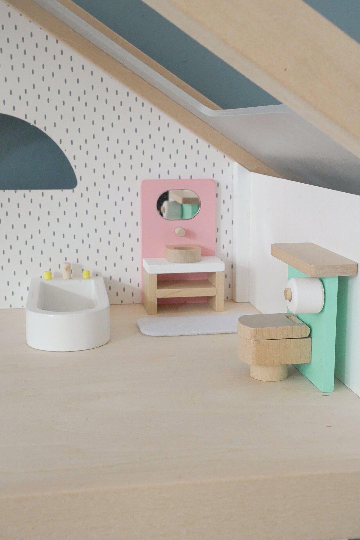 Puppenmöbelserie Copenhagen Badezimmer mit Waschtisch und Wanne – weitere Ansicht