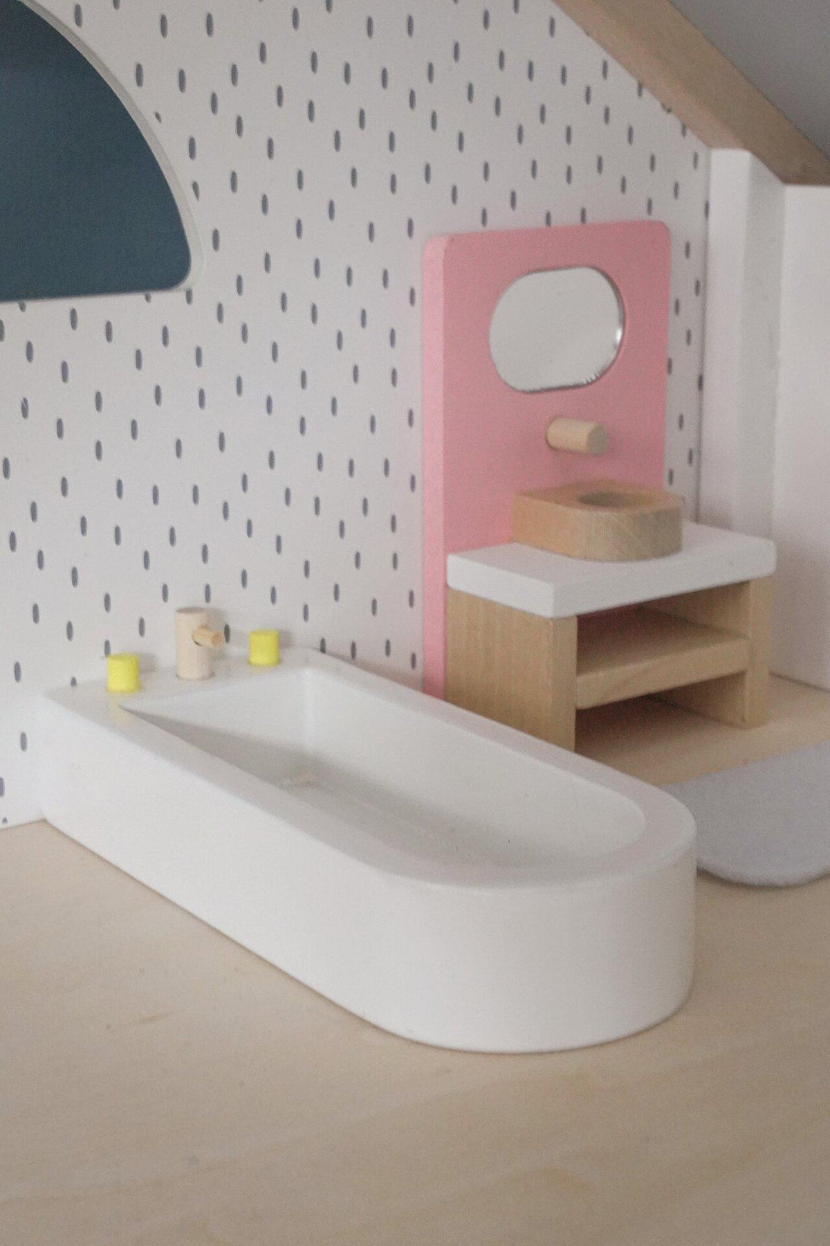 Puppenmöbelserie Copenhagen Badezimmer mit Waschtisch und Wanne – weitere Ansicht