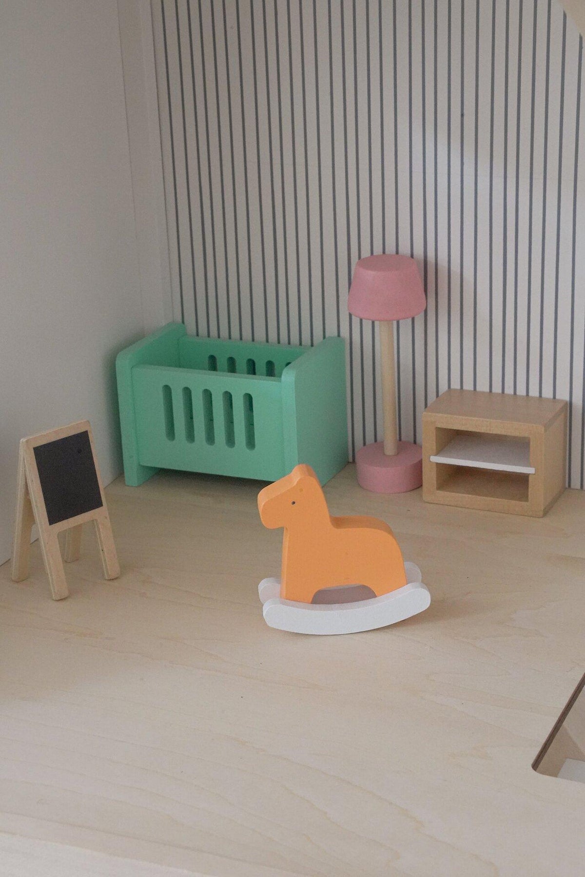 Puppenmöbelserie Copenhagen Kinderzimmer mit Schaukelpferd – weitere Ansicht