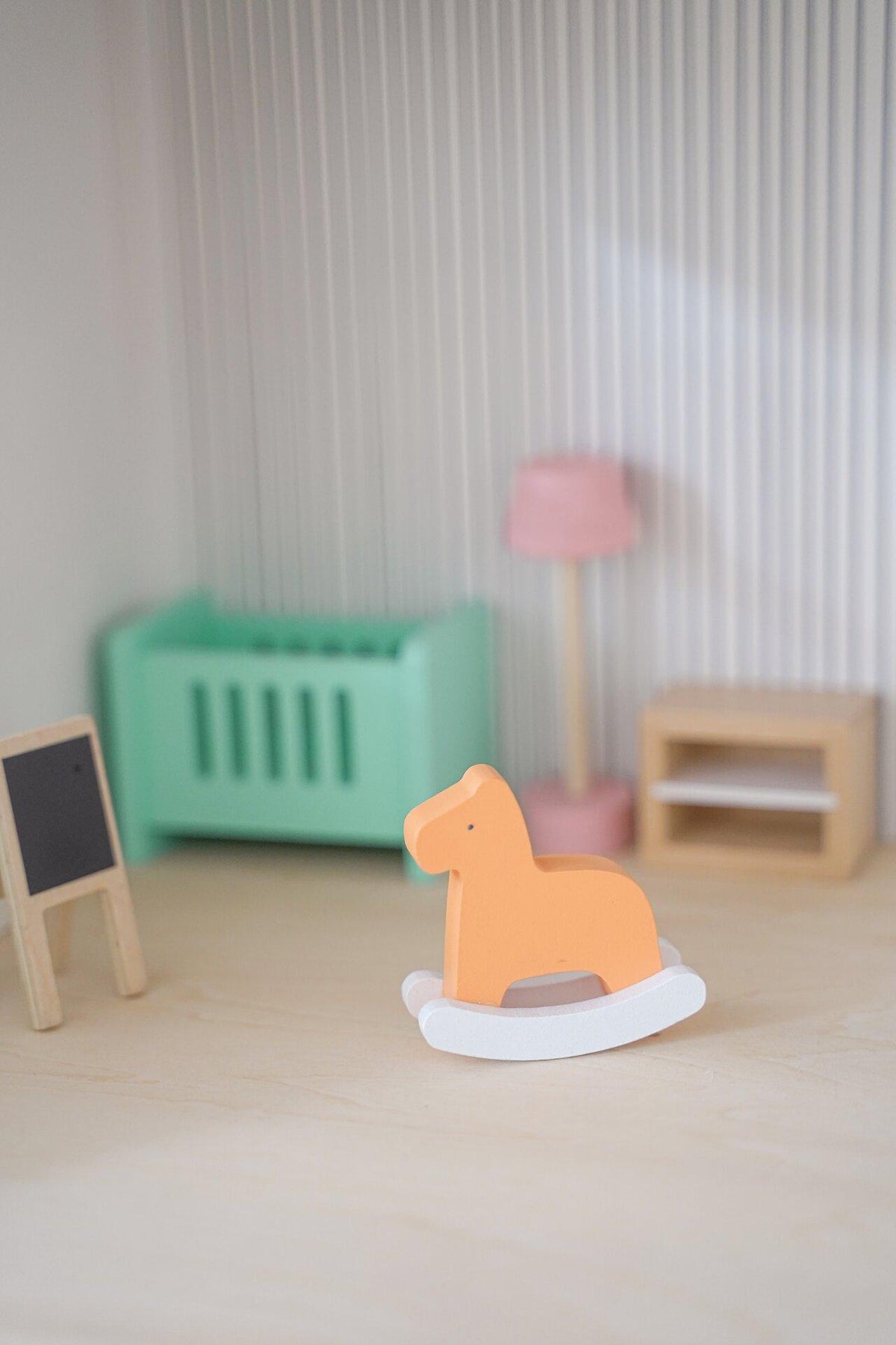 Puppenmöbelserie Copenhagen Kinderzimmer mit Schaukelpferd – weitere Ansicht