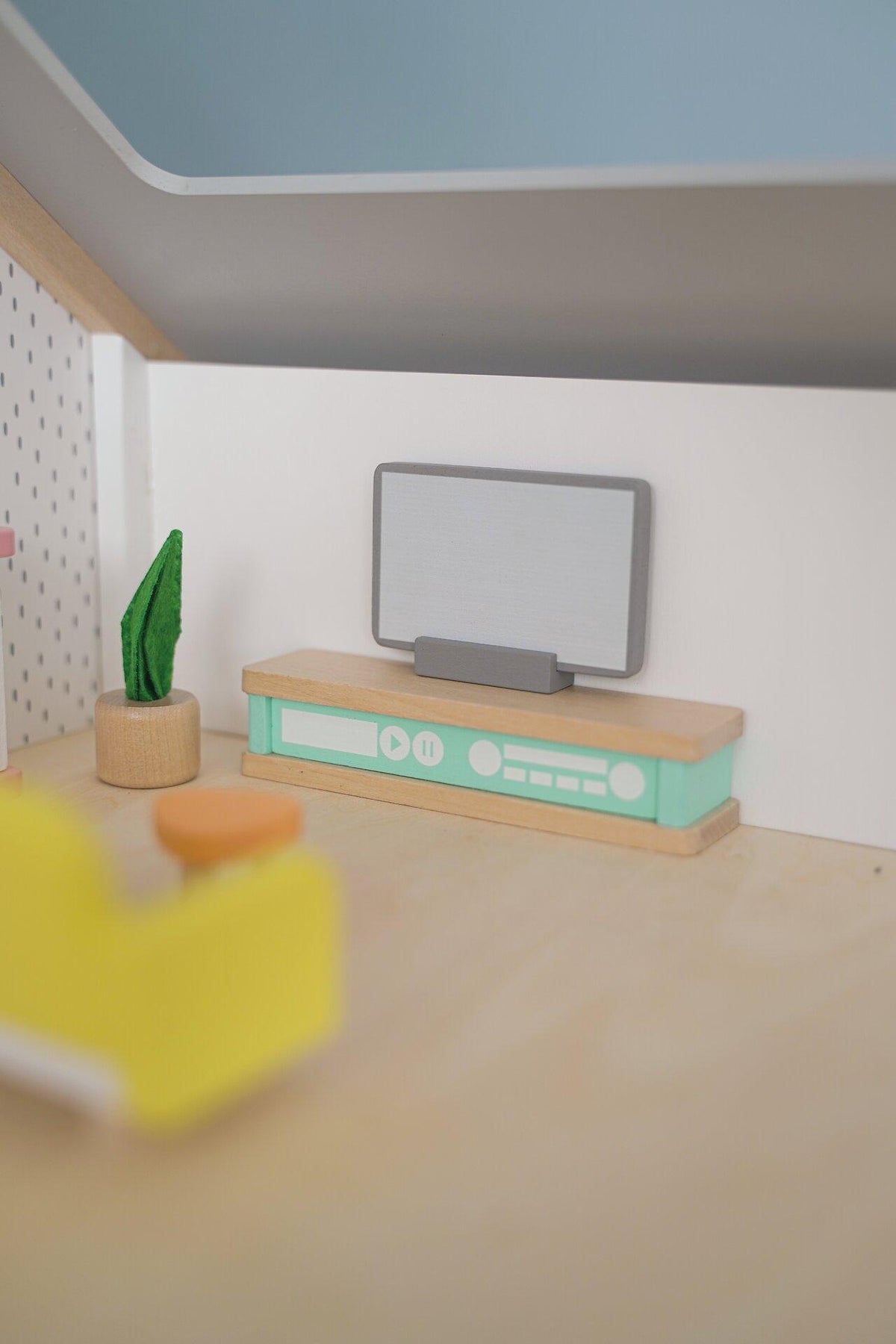 Puppenmöbelserie Copenhagen Wohnzimmer mit gelbem Sofa – weitere Ansicht
