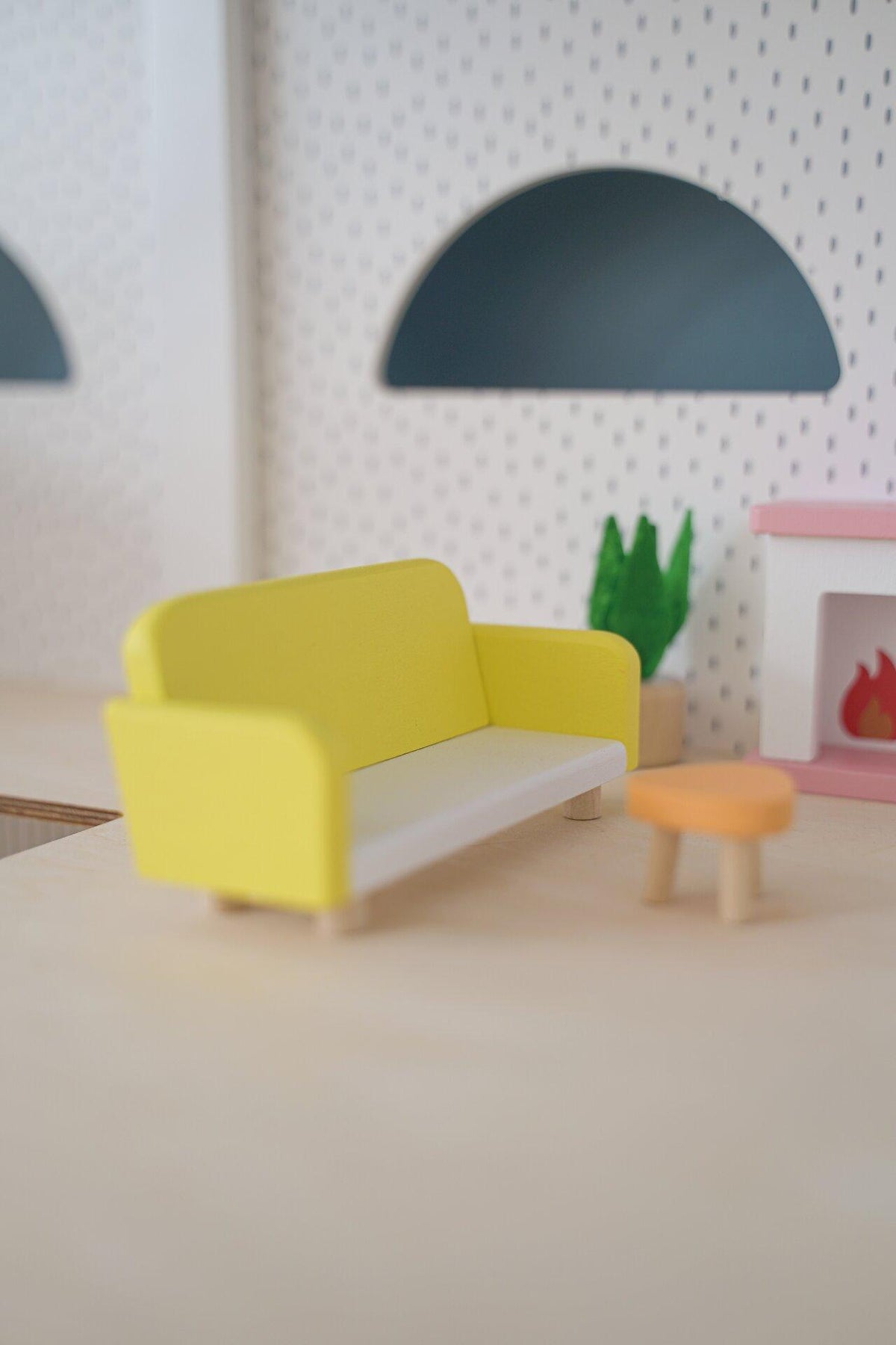 Puppenmöbelserie Copenhagen Wohnzimmer mit gelbem Sofa – weitere Ansicht