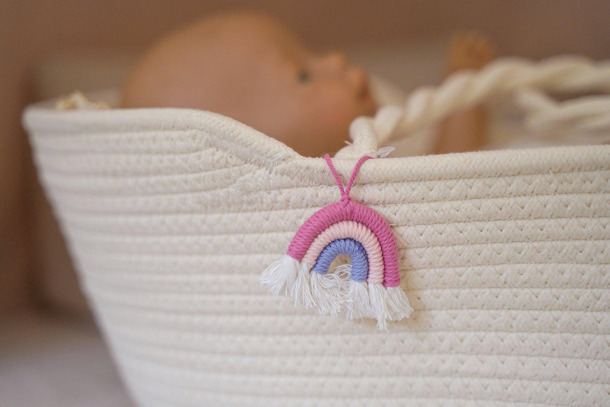 Puppentragekorb aus Textil mit Regenbogenanhänger – weitere Ansicht