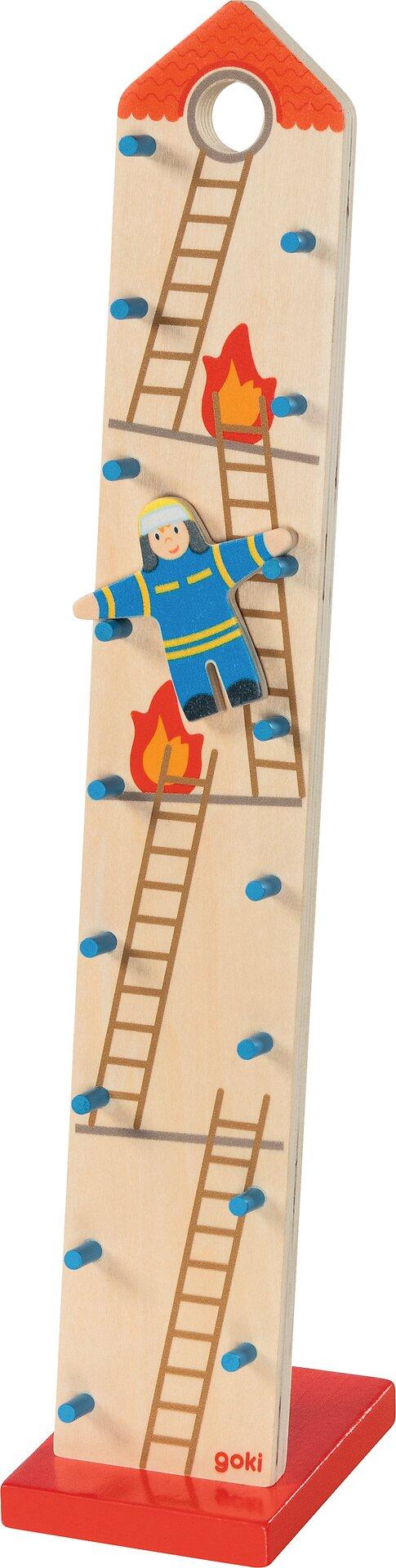 Purzelmännchen Brandmeister Benno am Holzturm mit Leitern – weitere Ansicht