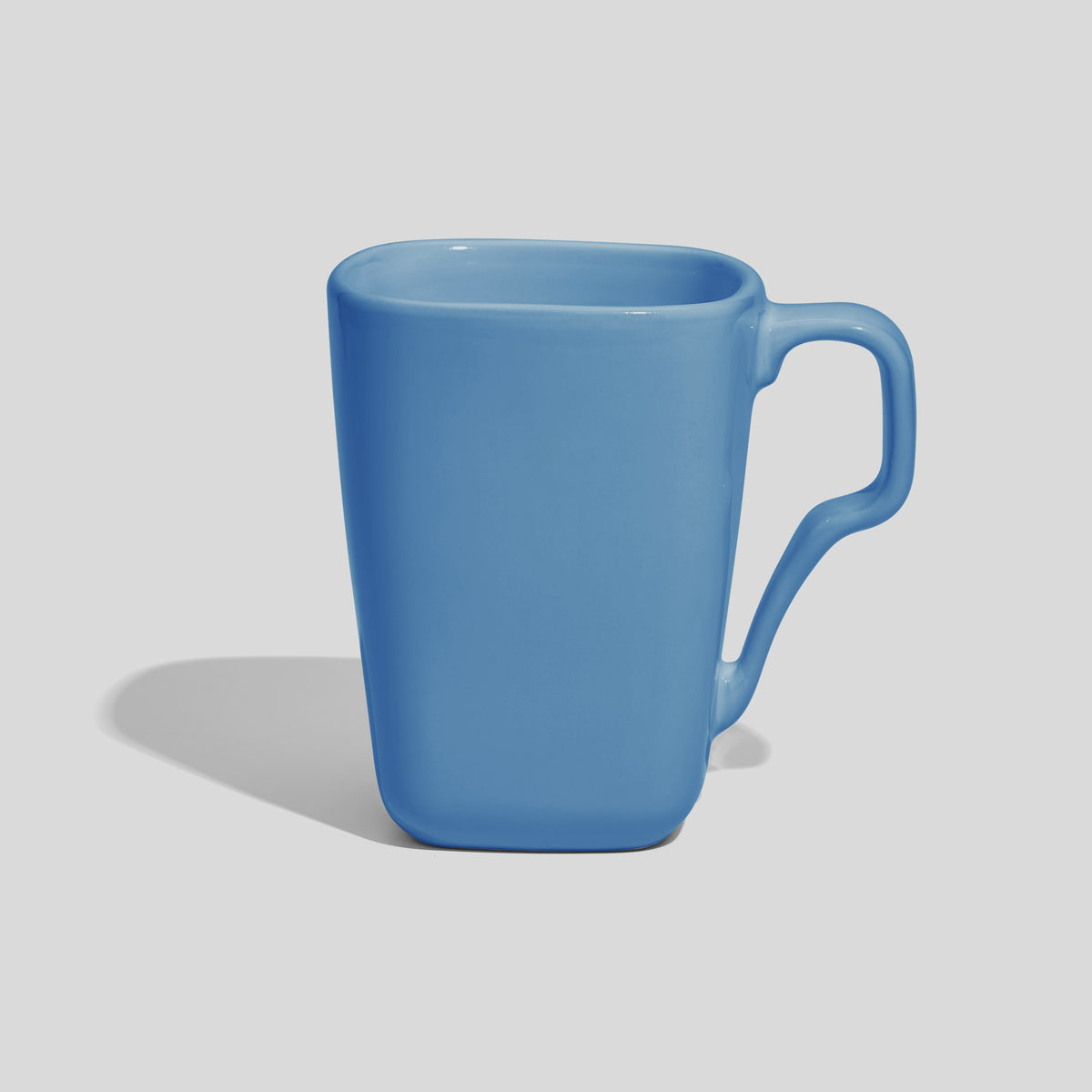 Quadratische Keramiktasse 330 ml mit Schwunghenkel – Himmelblau