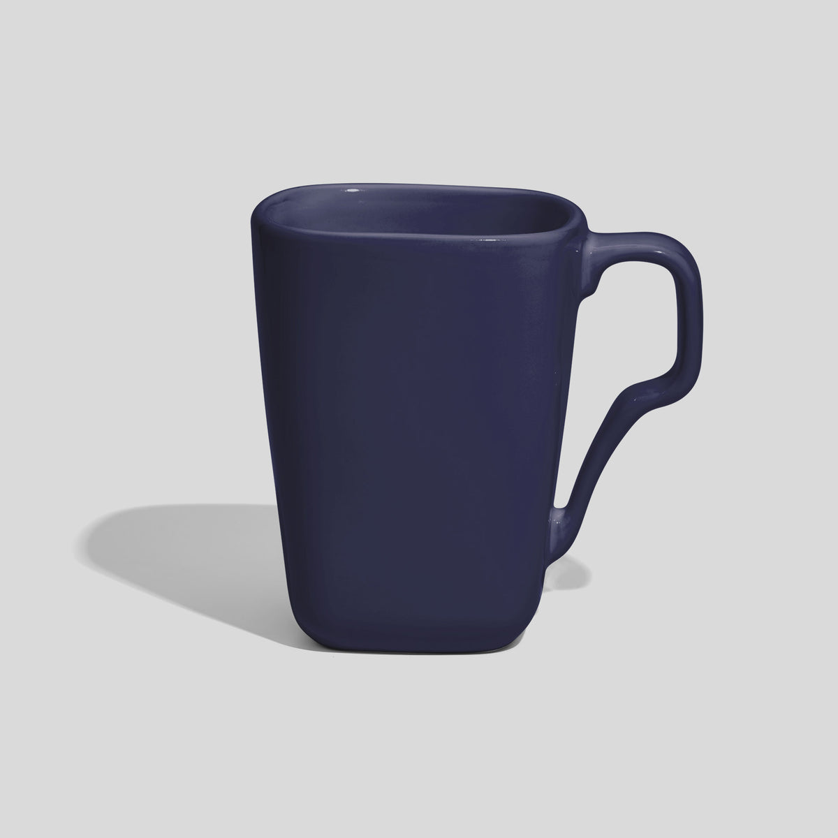 Quadratische Keramiktasse 330 ml mit Schwunghenkel – Marineblau