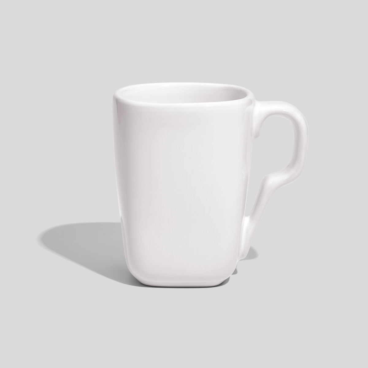 Rechteckig gerundete Keramiktasse 240 ml mit Knickhenkel – Weiß