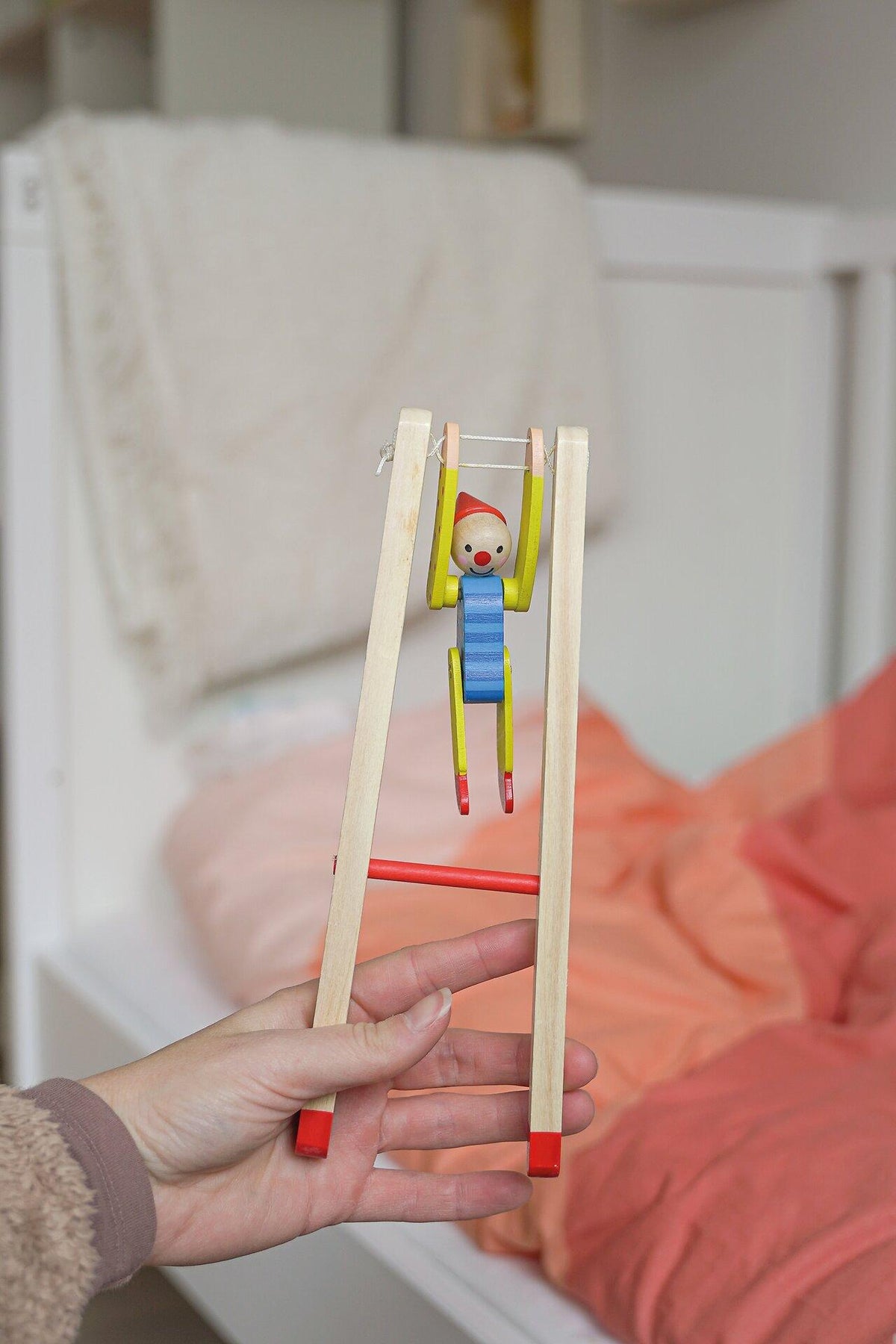 Reckturner Clown Linoh aus Holz am Gestell – weitere Ansicht
