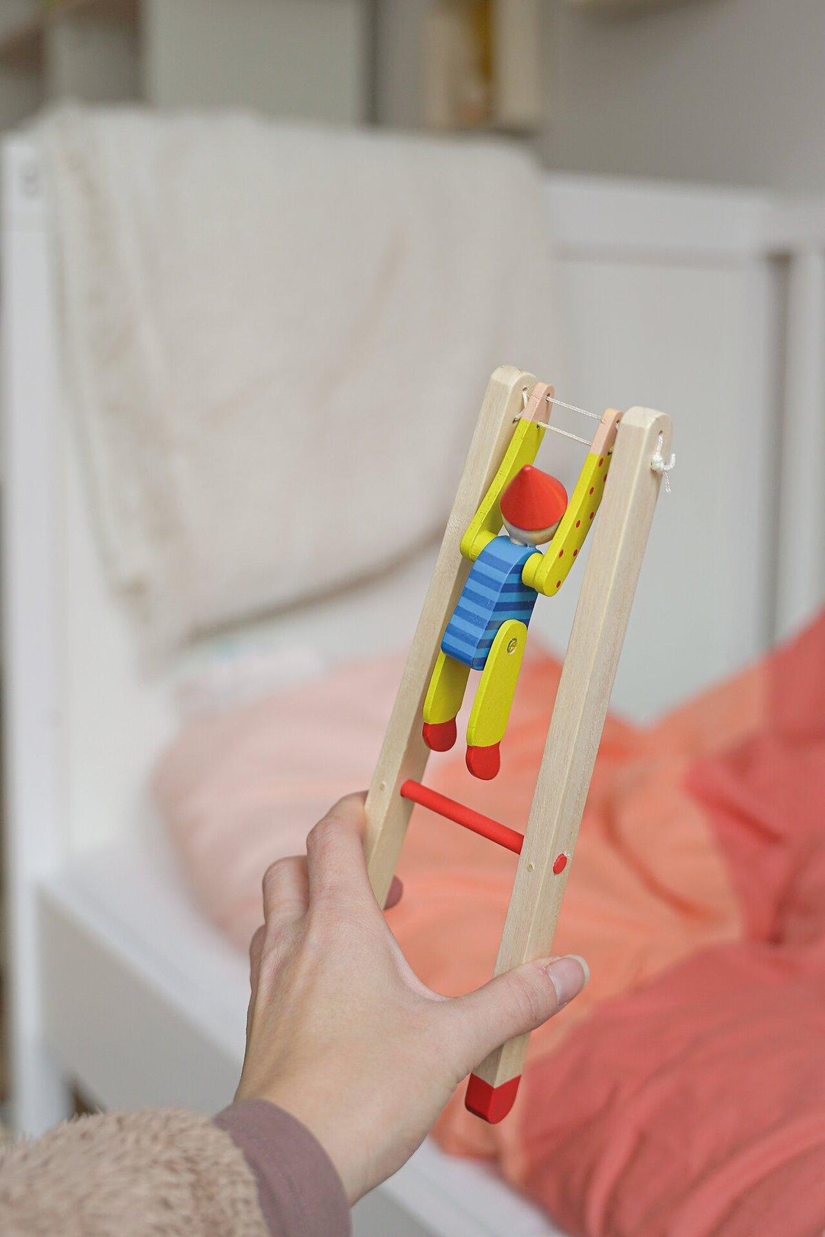 Reckturner Clown Linoh aus Holz am Gestell – weitere Ansicht