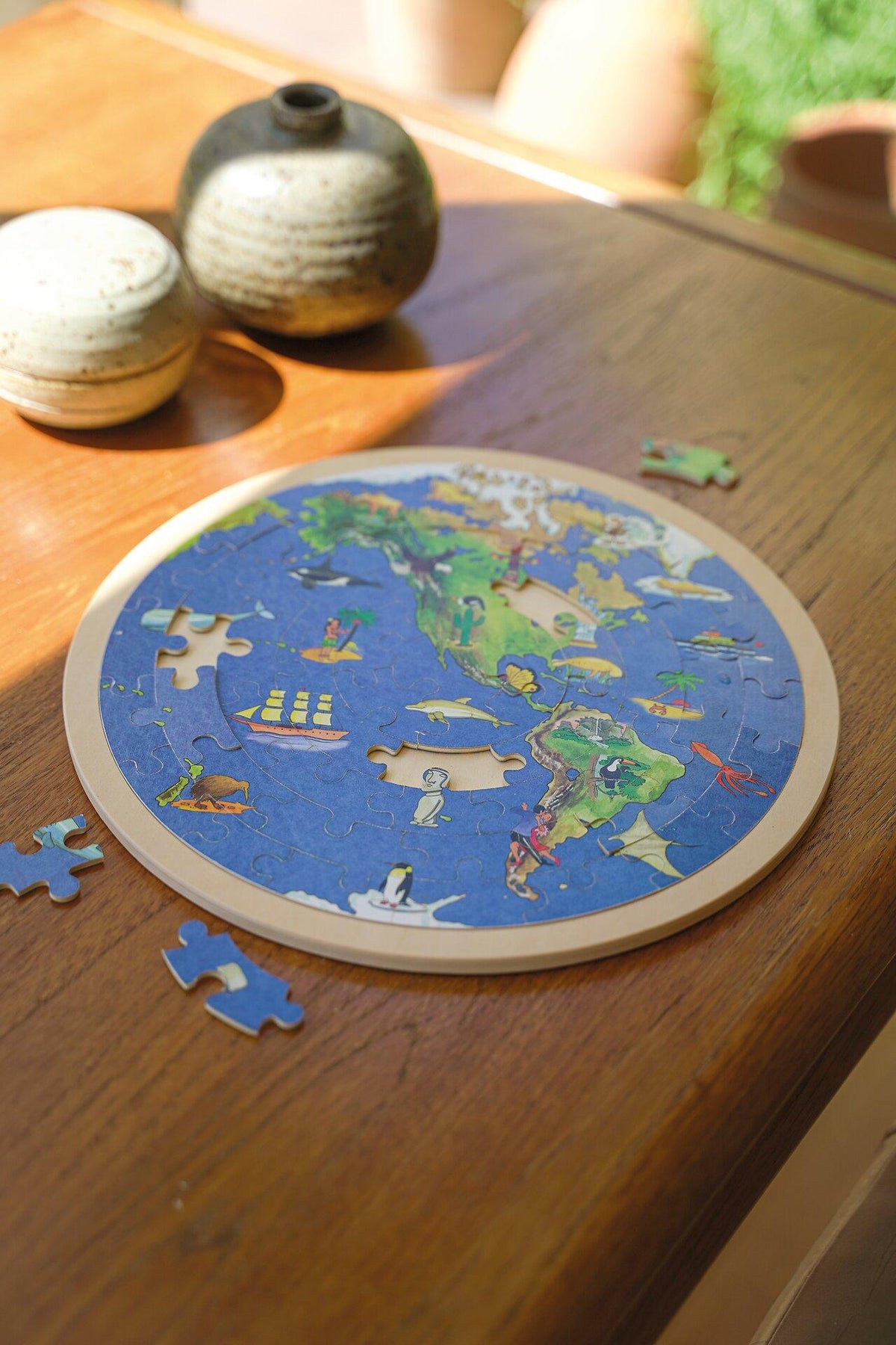 Rundes Einlegepuzzle Weltkugel – Nahansicht
