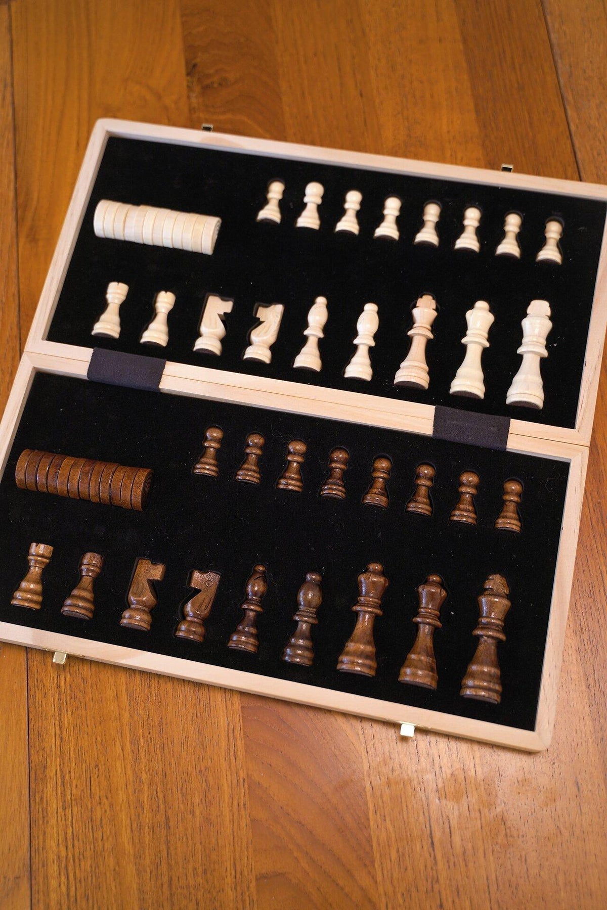 Schach und Dame 2in1 als magnetischer Spielkoffer – zweite Ansicht