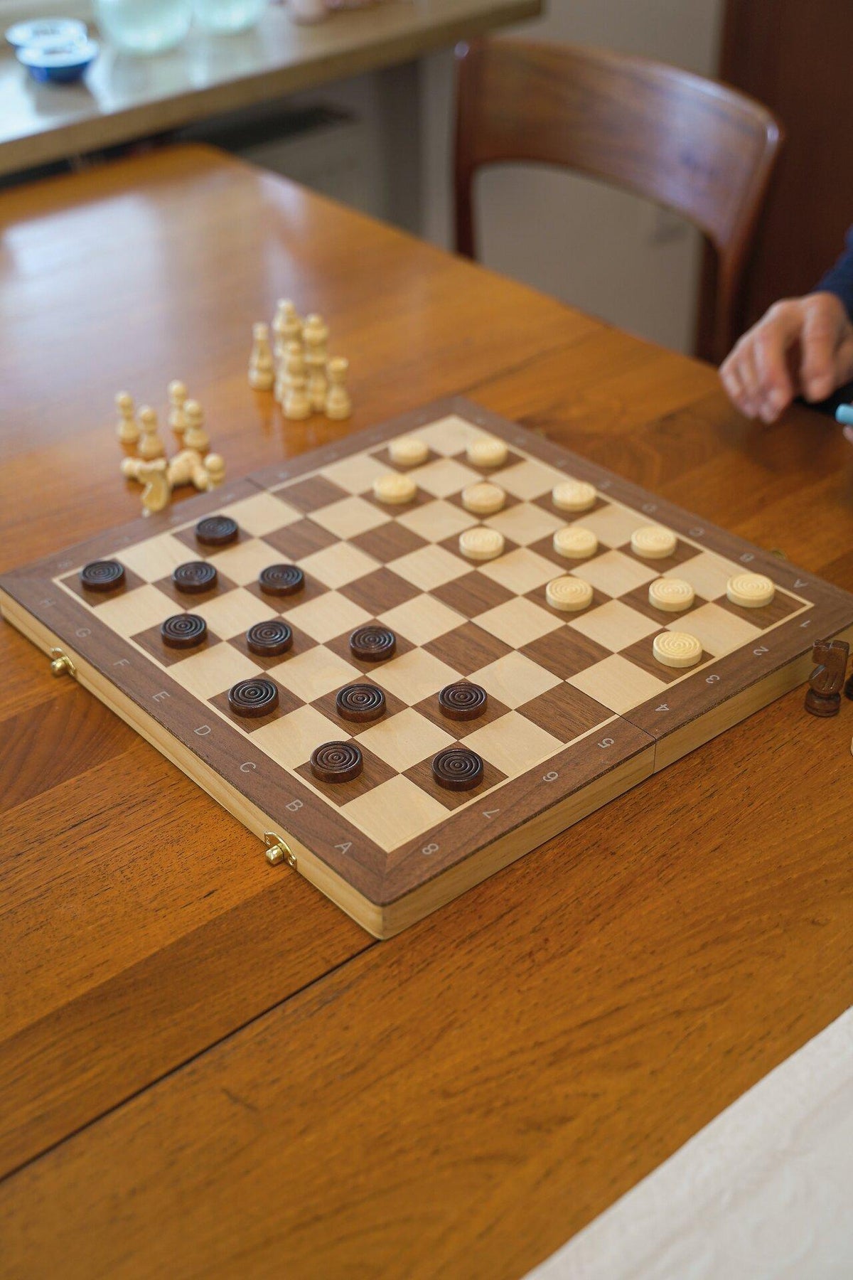 Schach und Dame 2in1 als magnetischer Spielkoffer – achte Ansicht