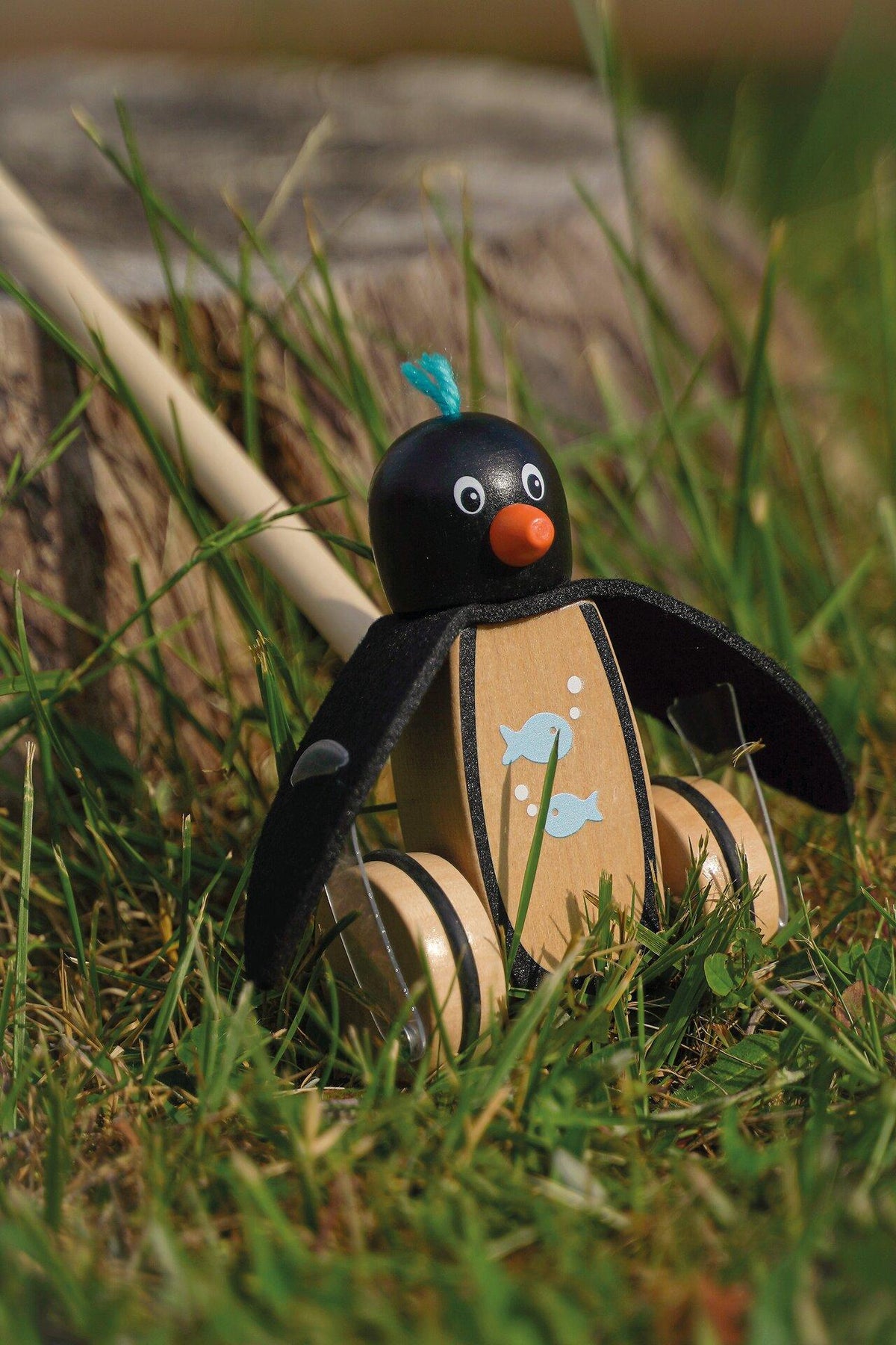 Schiebetier Pinguin Pablo mit Filzflossen und Fischmotiv – dritte Ansicht