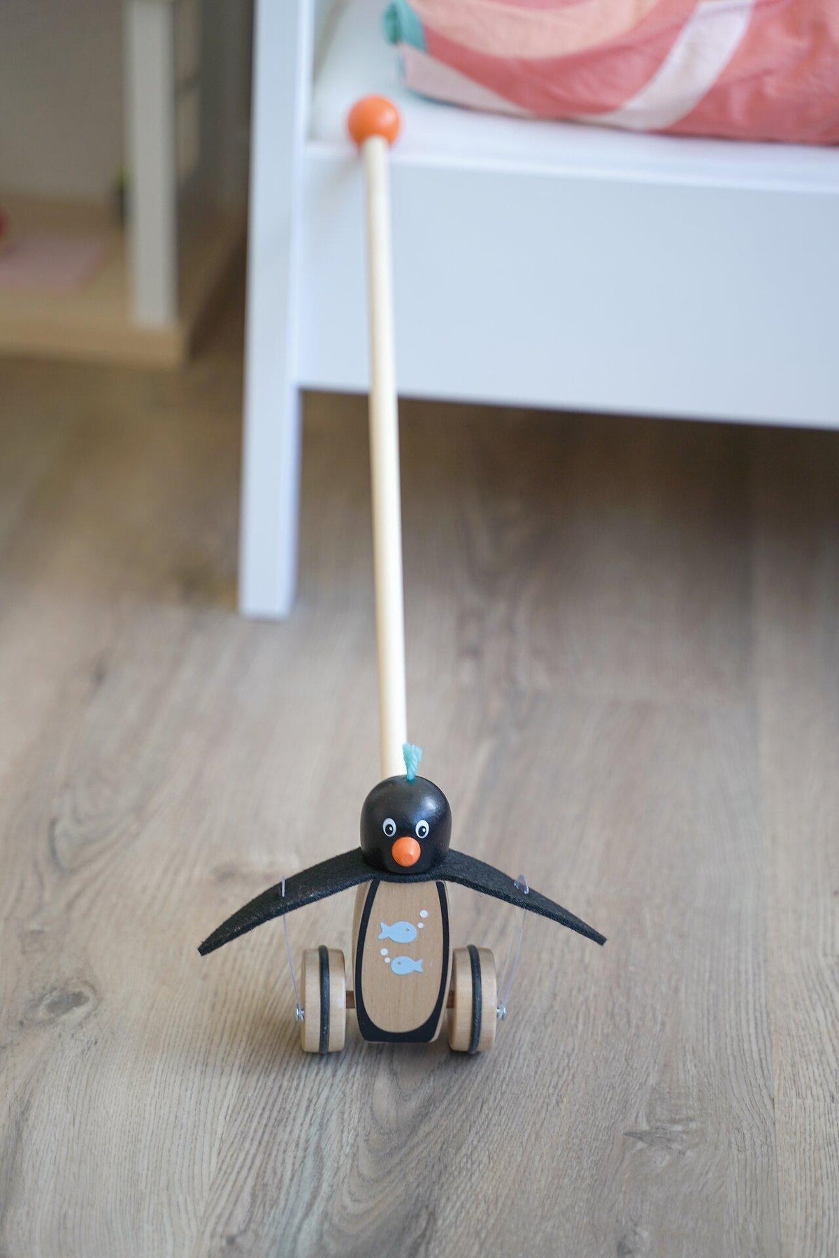 Schiebetier Pinguin Pablo mit Filzflossen und Fischmotiv – vierte Ansicht