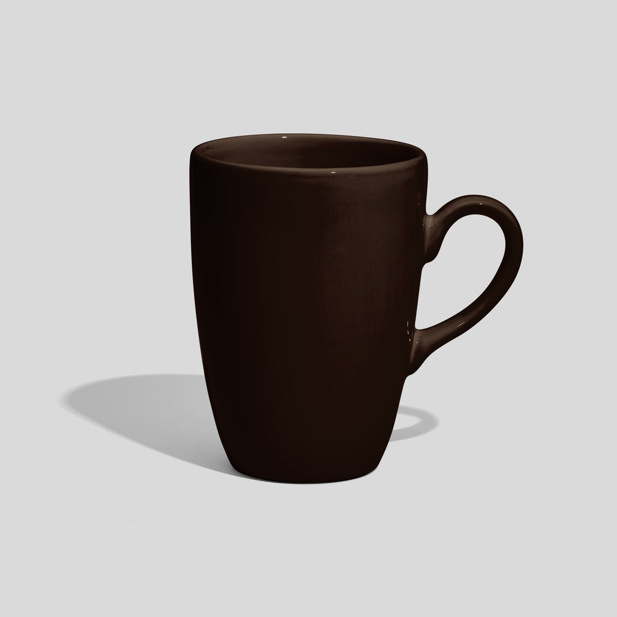 Schlanke Keramiktasse 330 ml mit geschwungenem Henkel – Dunkelbraun