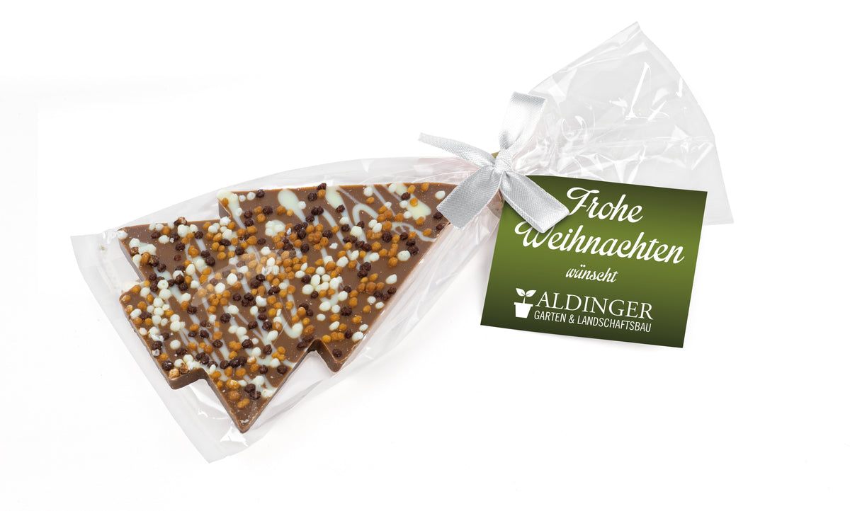 Schokoladenweihnachtsbaum mit Knusperkugeln und Werbekarte