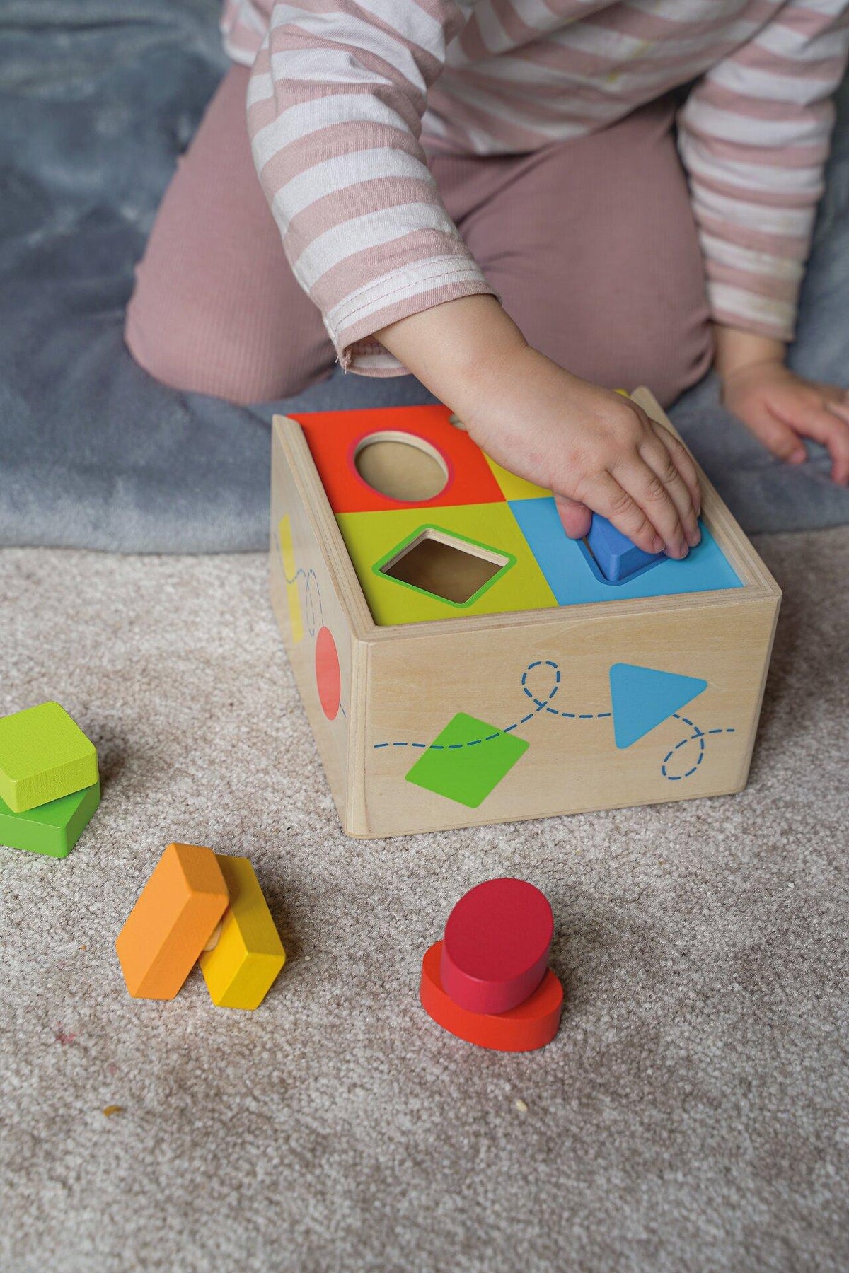 Steckbox Dreh die Form mit farbigem Deckel von goki – Ansicht
