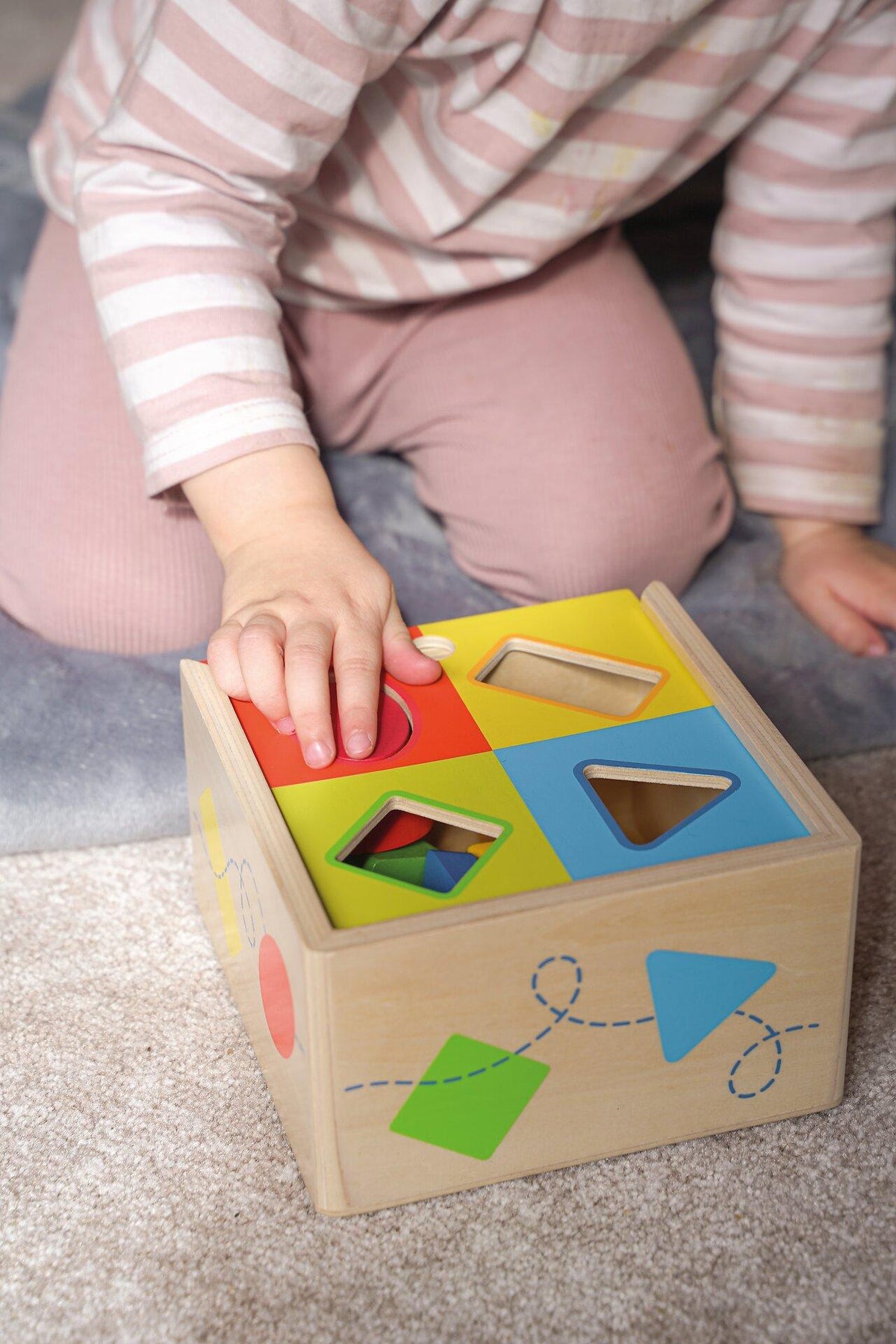Steckbox Dreh die Form mit farbigem Deckel von goki – weitere Ansicht