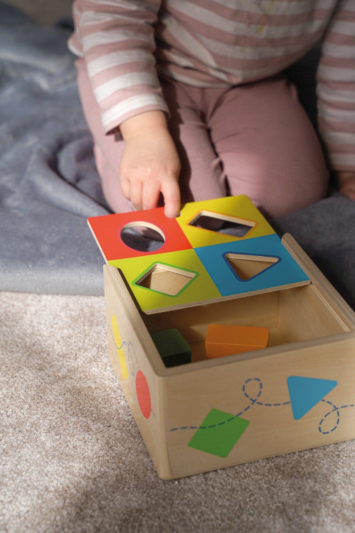 Steckbox Dreh die Form mit farbigem Deckel von goki – weitere Ansicht