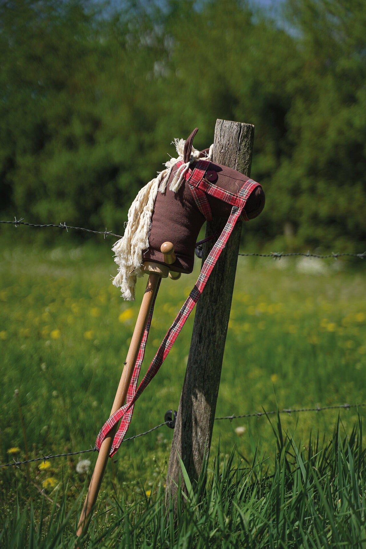 Steckenpferd Jumper mit braunem Stoffkopf von goki – weitere Ansicht