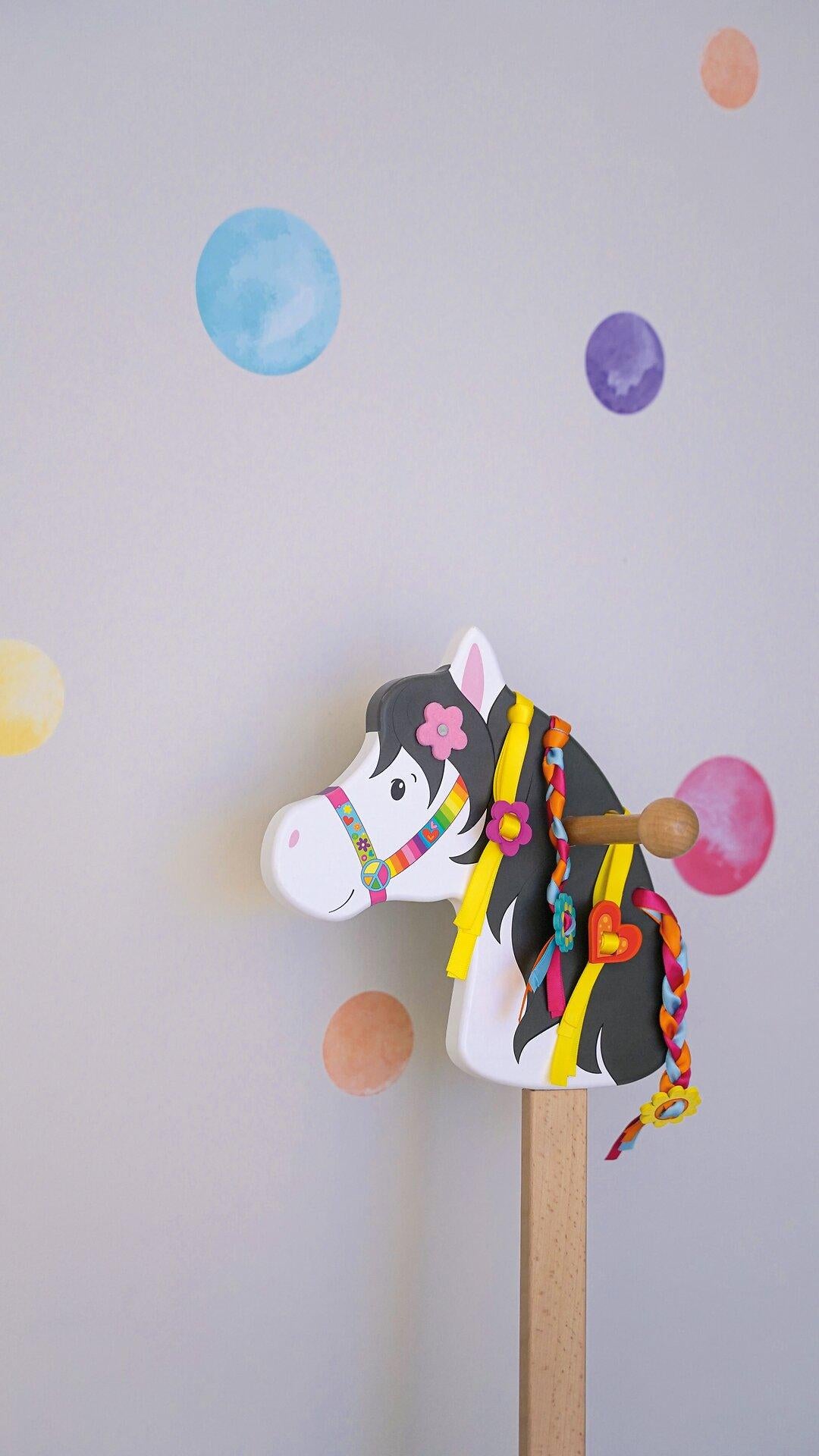 Steckenpferd Lili mit Regenbogenhalfter von goki – Ansicht