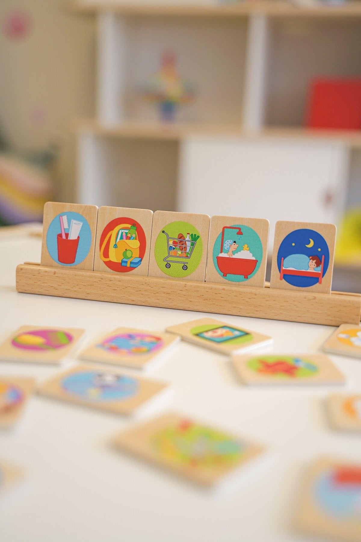 Tagesroutinekarten aus Holz mit Halterung für den Alltag – Seitenansicht