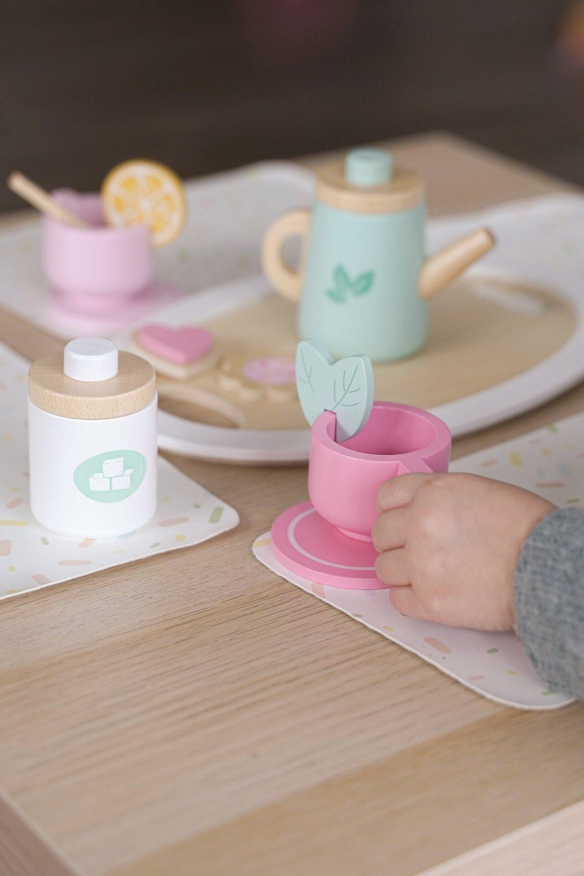 Teeservice aus Holz in Pastell mit Kanne und 13 Teilen