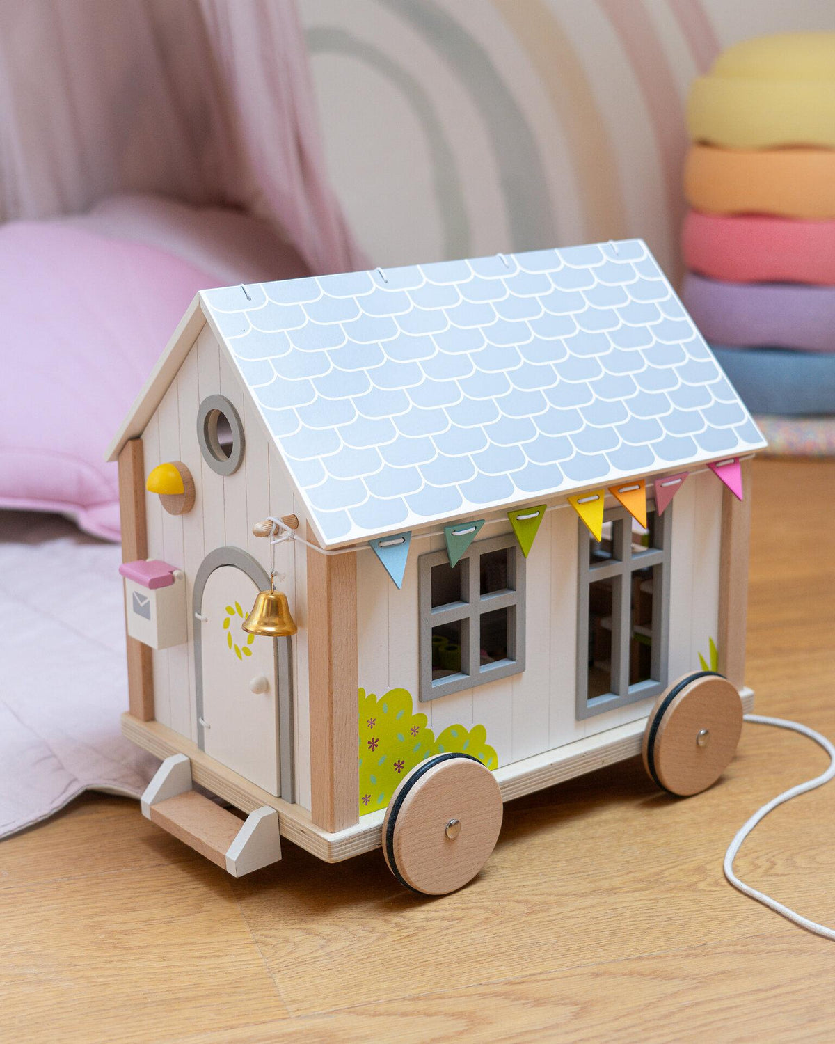 Tiny House Hygge Puppenhaus auf Rädern aus Holz – Detailansicht