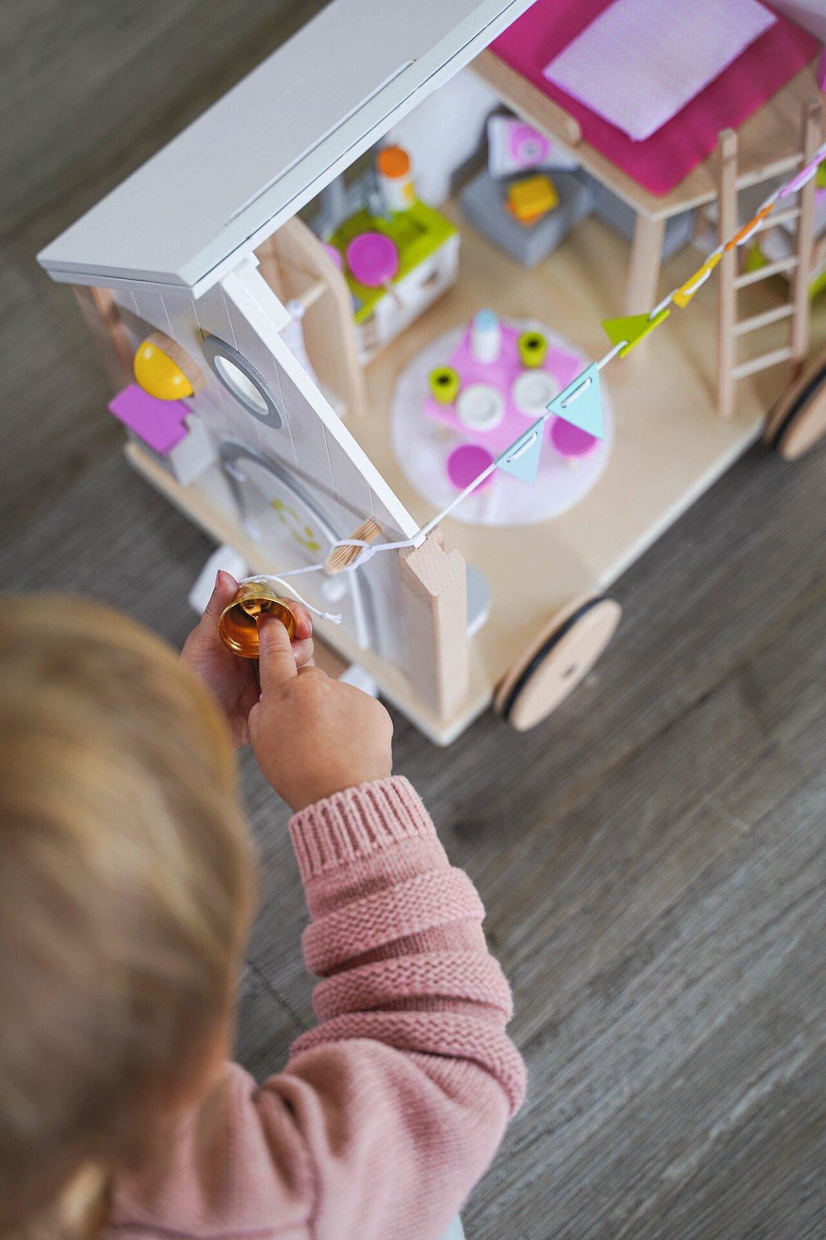 Tiny House Hygge Puppenhaus auf Rädern aus Holz – Gesamtansicht