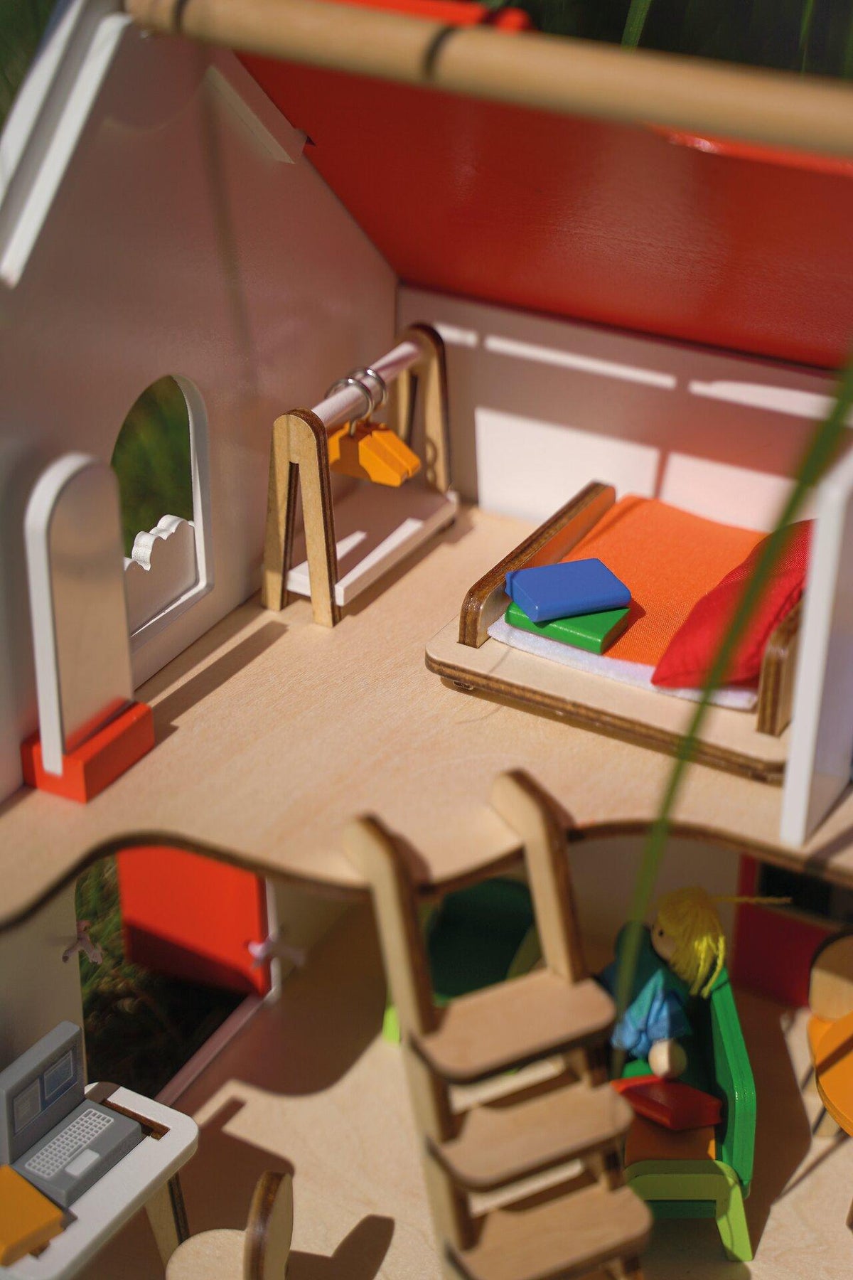 Tragbares Puppenhaus aus Holz mit Zubehör