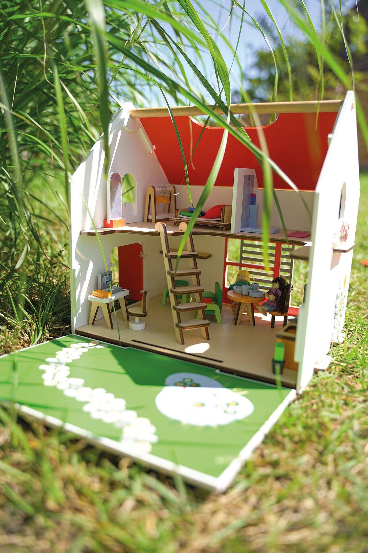 Tragbares Puppenhaus aus Holz mit Zubehör – weitere Ansicht