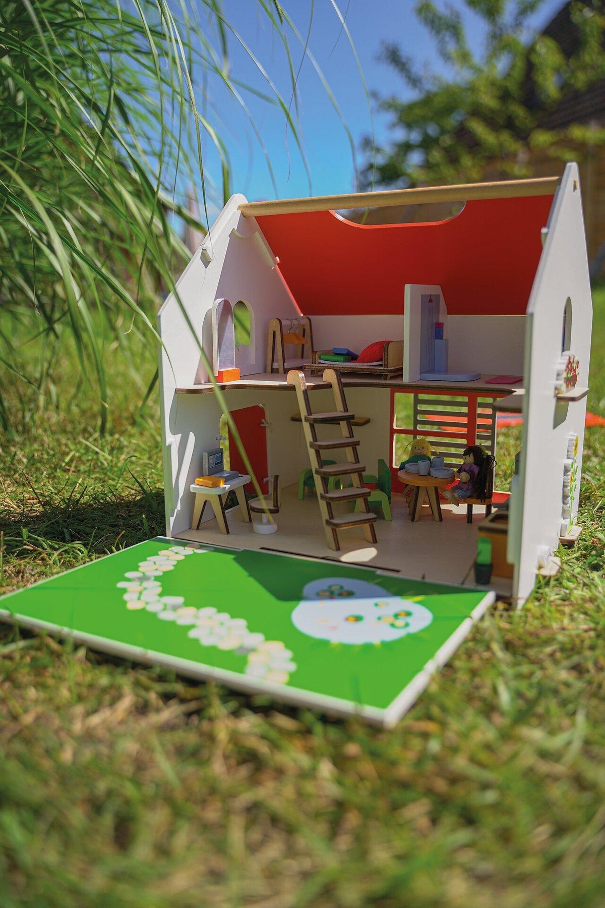 Tragbares Puppenhaus aus Holz mit Zubehör – weitere Ansicht