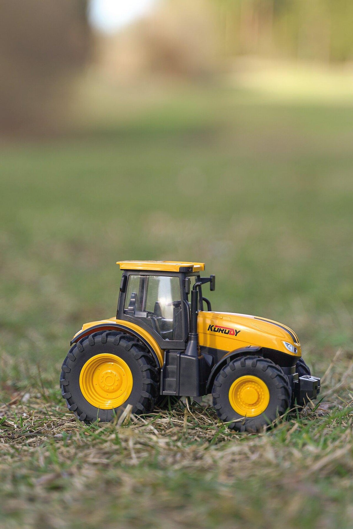 Traktor mit Licht und Sound im Maßstab 1:24 – weitere Ansicht