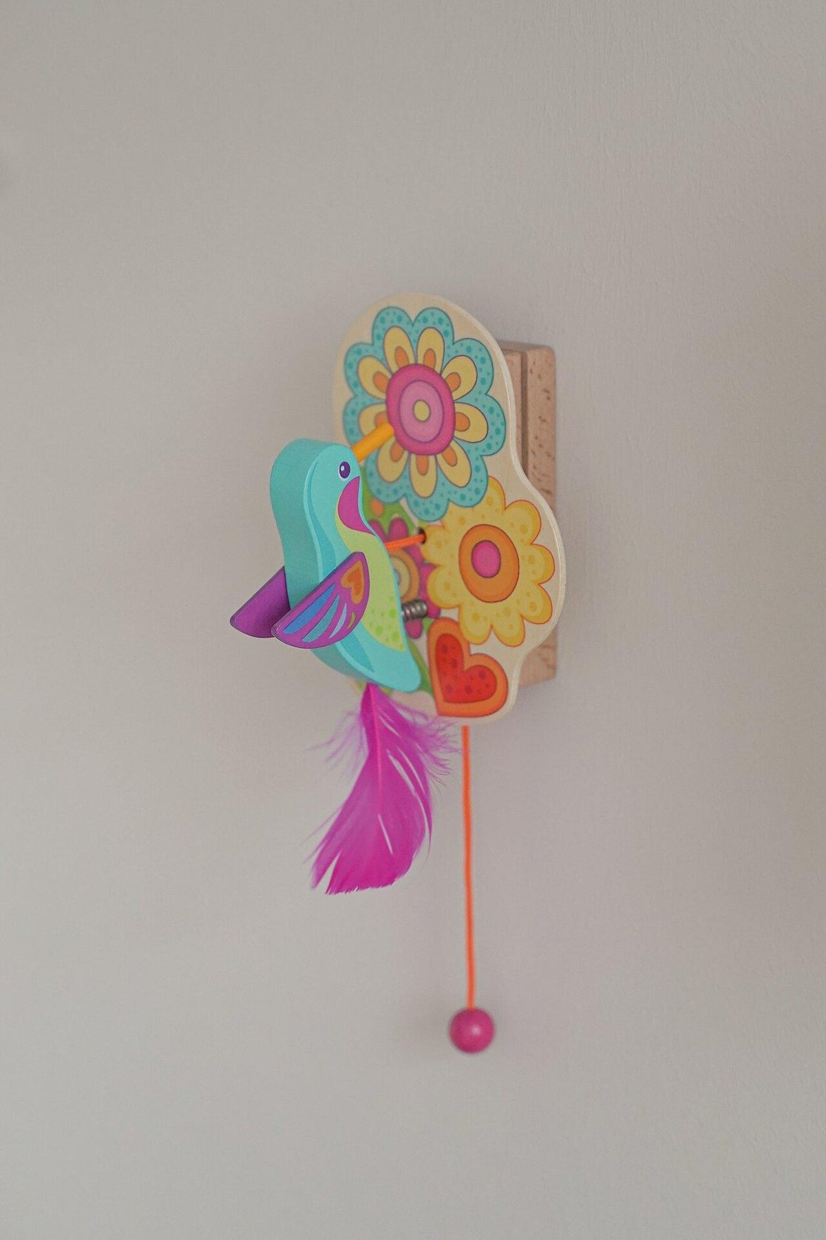 Türklopfer Kolibri Tiki mit Blumen und Feder – Ansicht